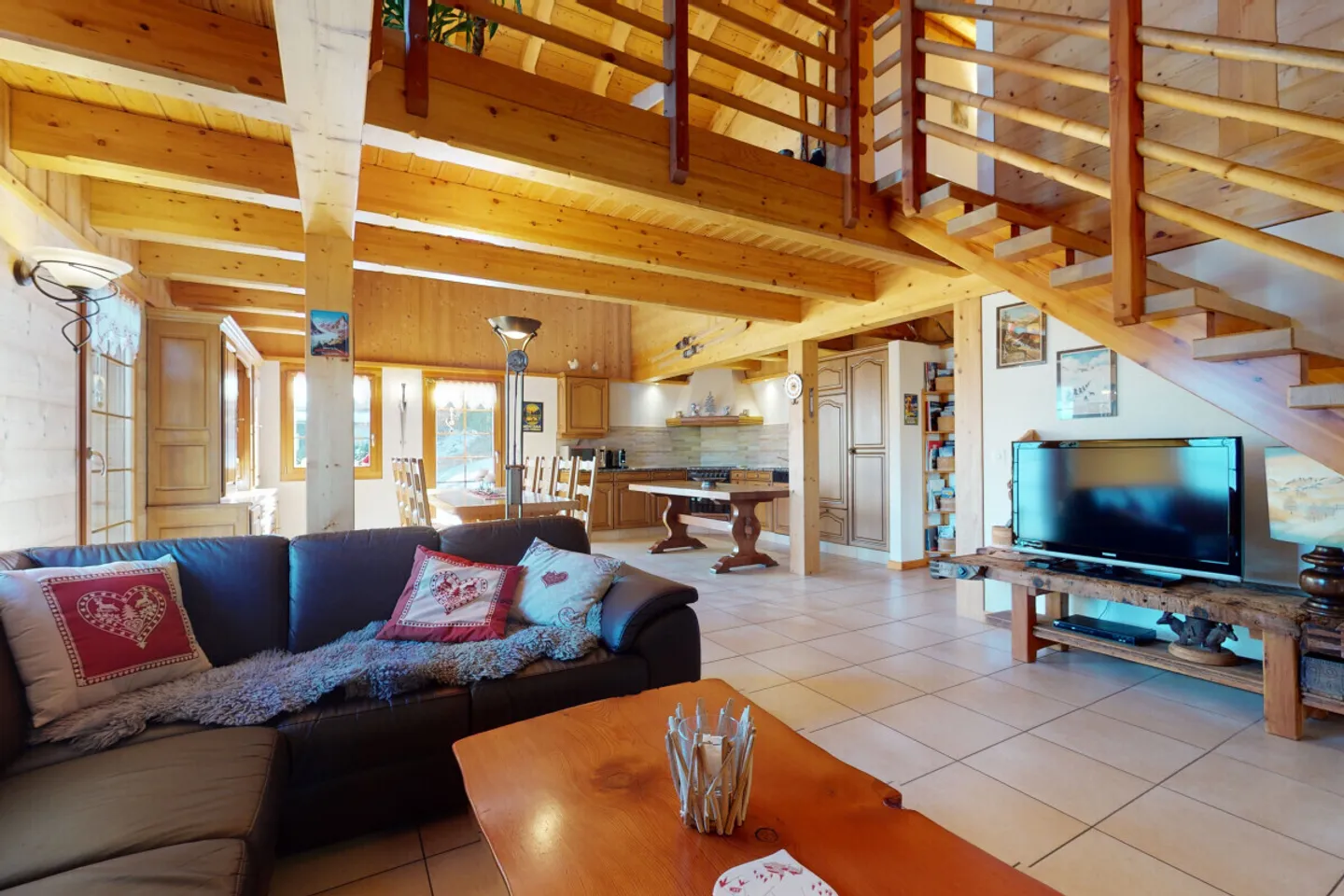 EXCLUSIVITE: Magnifique chalet de luxe proche de Crans-Montana - Photo 2 sur 13