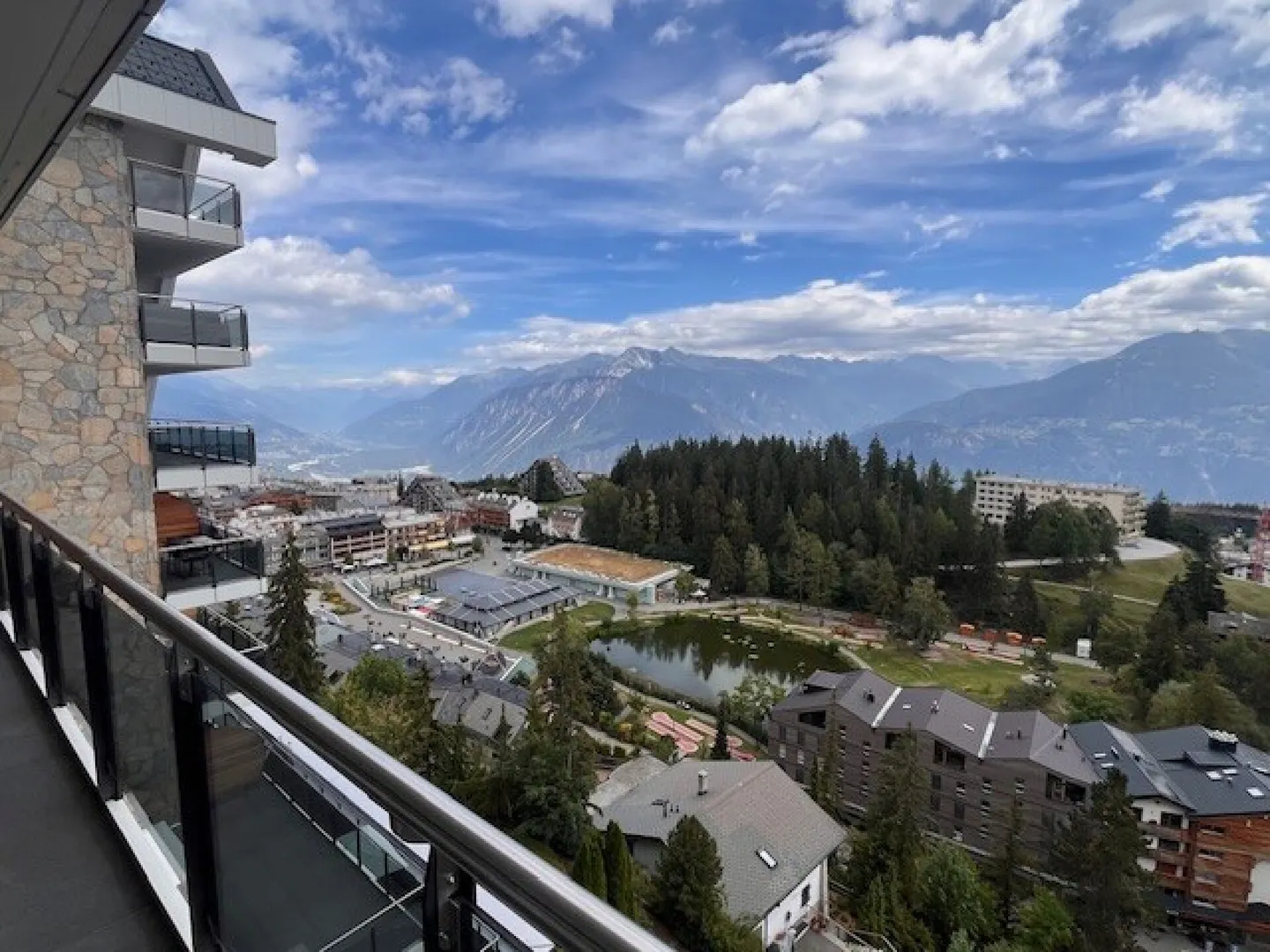 Exclusive 3.5-room apartment with panoramic views, hotel service, and immediate proximity to the ski slopes - Photo 7 of 7