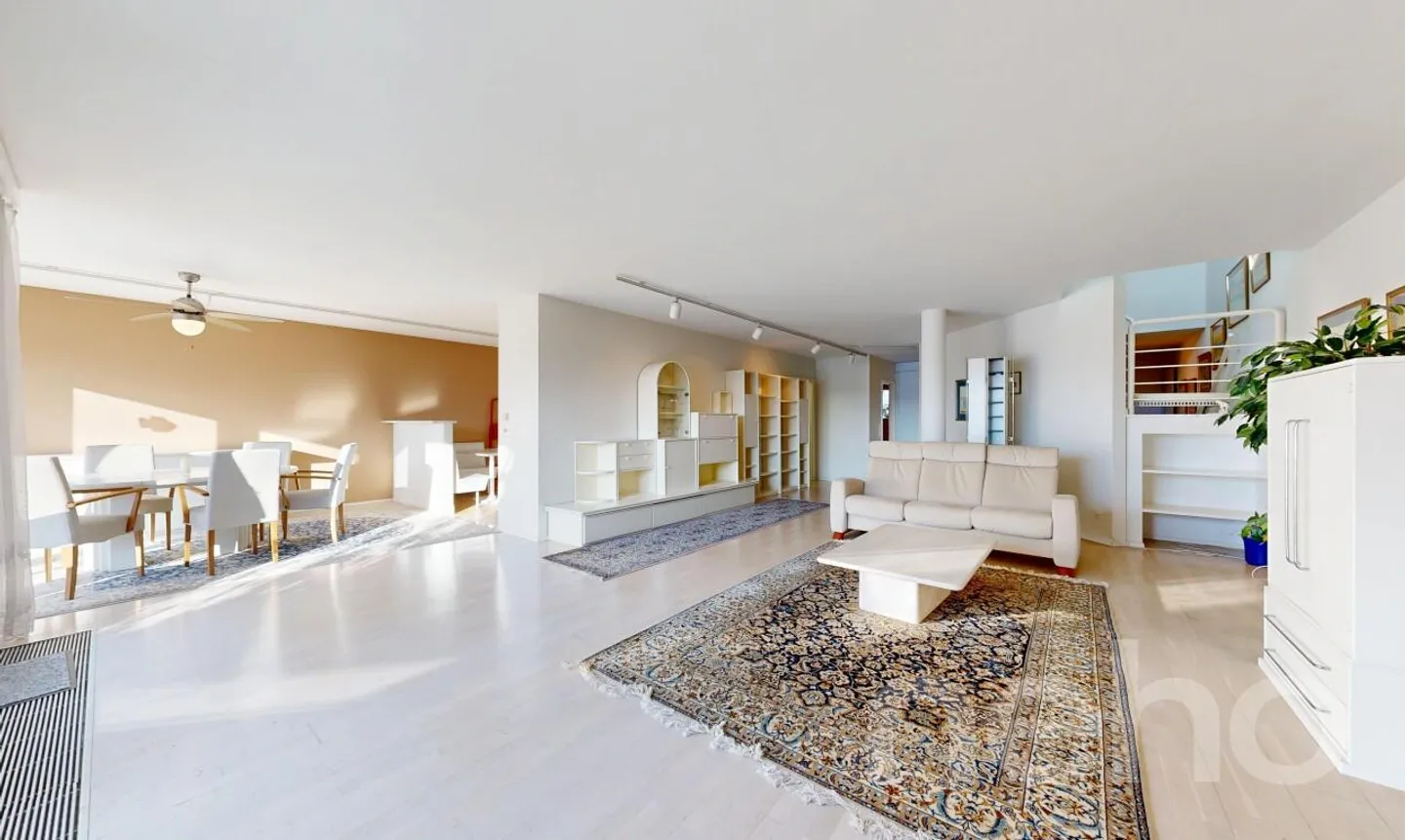 Appartamento con terrazza su due livelli con giardino d'inverno e panorama - Foto 5 di 11