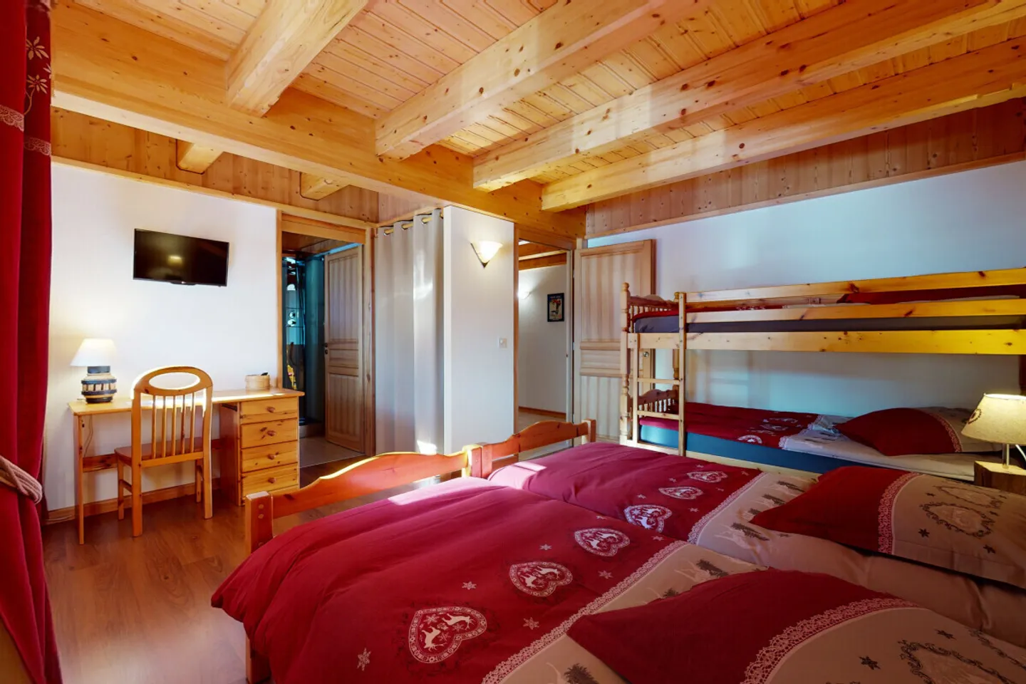 EXCLUSIVITE: Magnifique chalet de luxe proche de Crans-Montana - Photo 9 sur 13