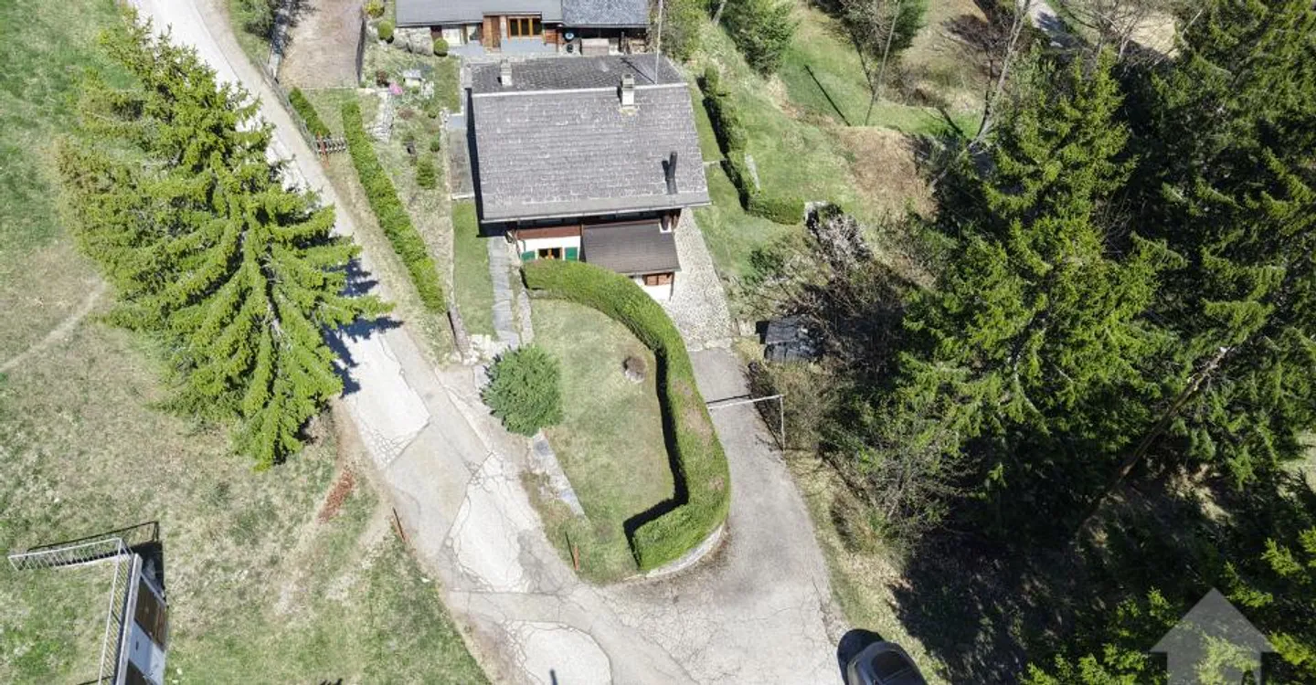 Charming Chalet with Stunning Views - Photo 4 of 12