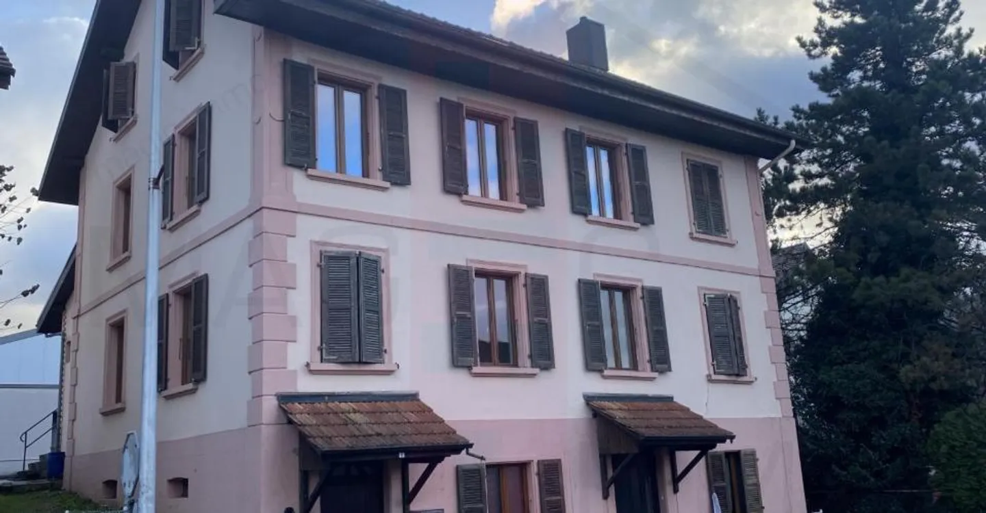Building located in the centre of the village of Courgenay - Photo 1 of 13
