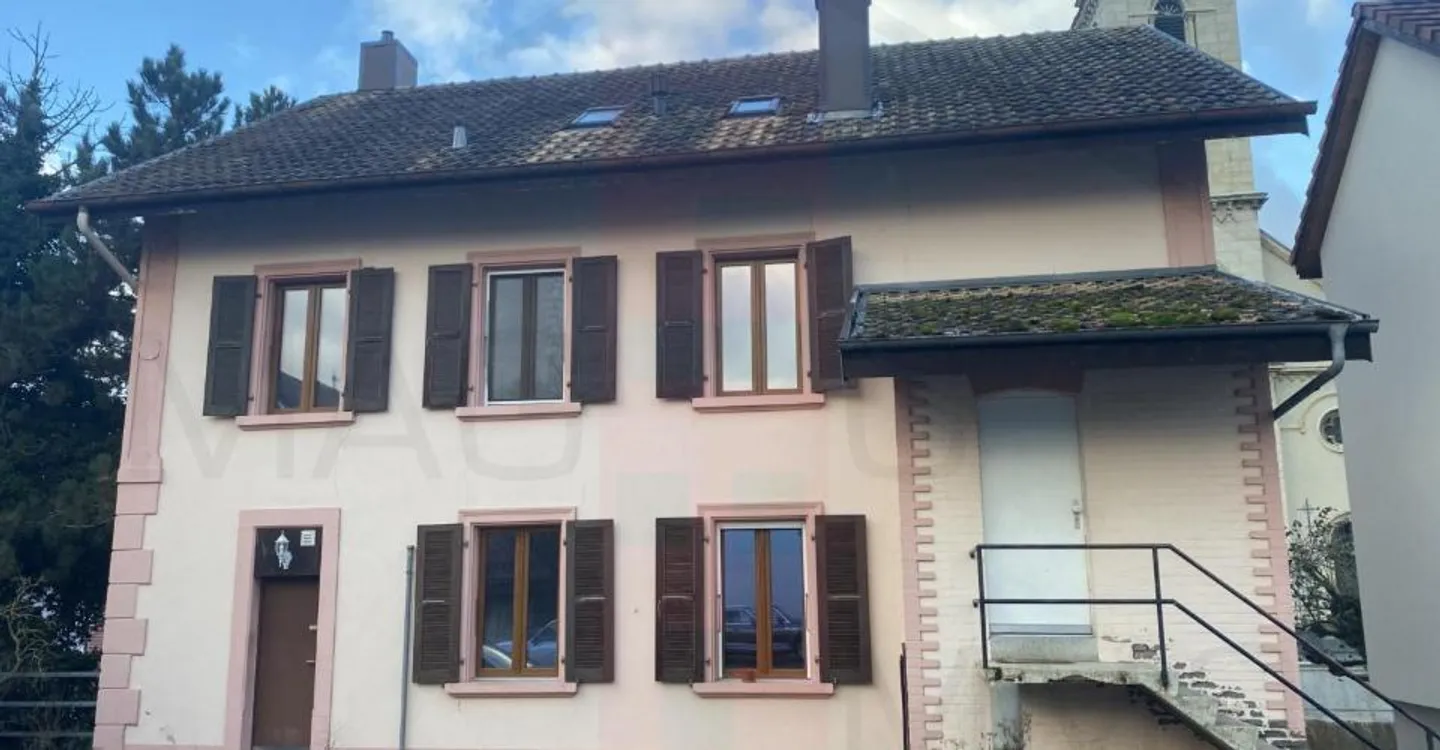Building located in the centre of the village of Courgenay - Photo 2 of 13