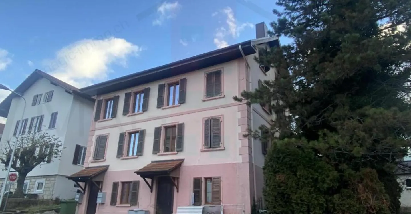 Building located in the centre of the village of Courgenay - Photo 3 of 13
