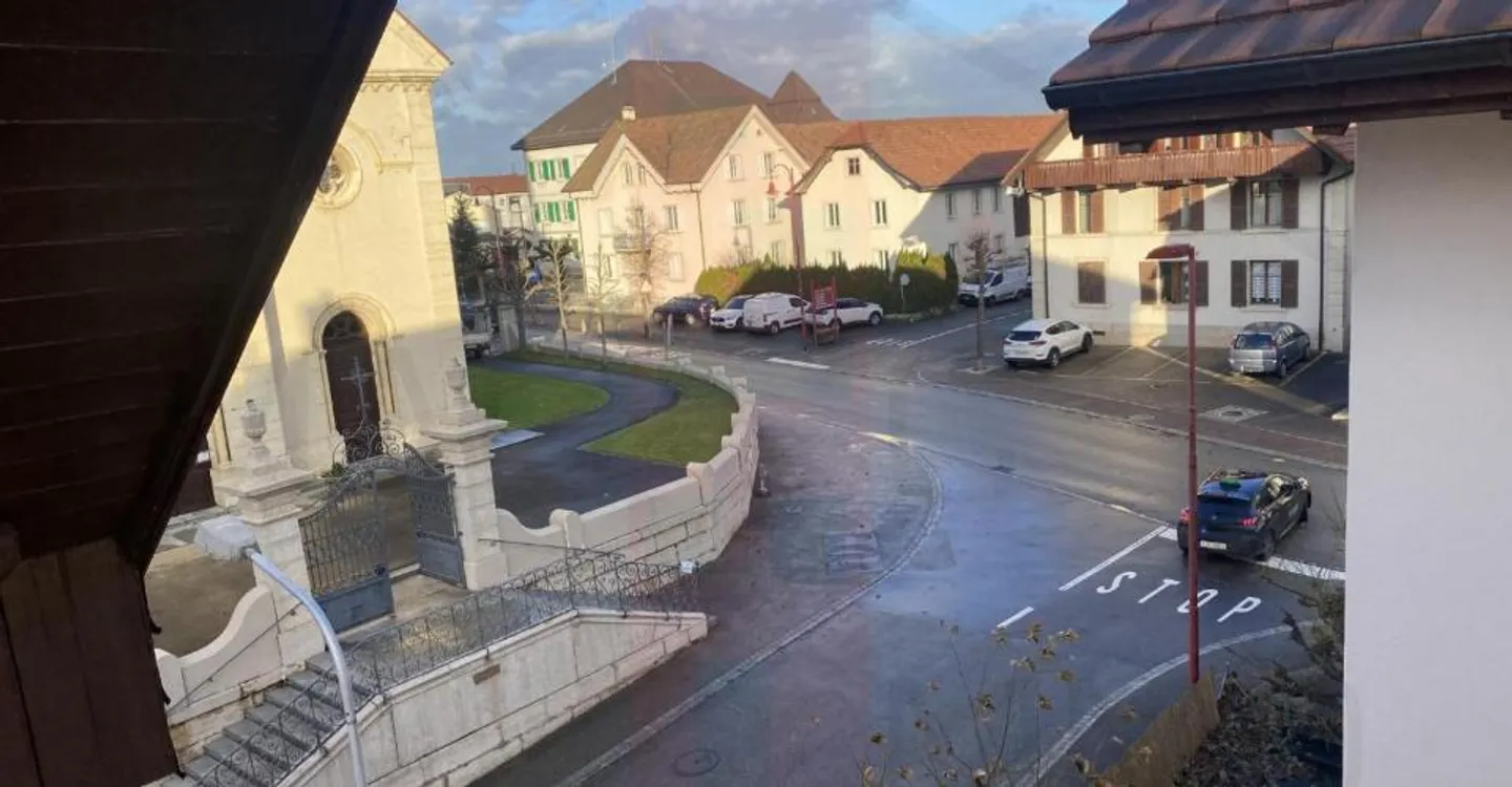 Building located in the centre of the village of Courgenay - Photo 5 of 13