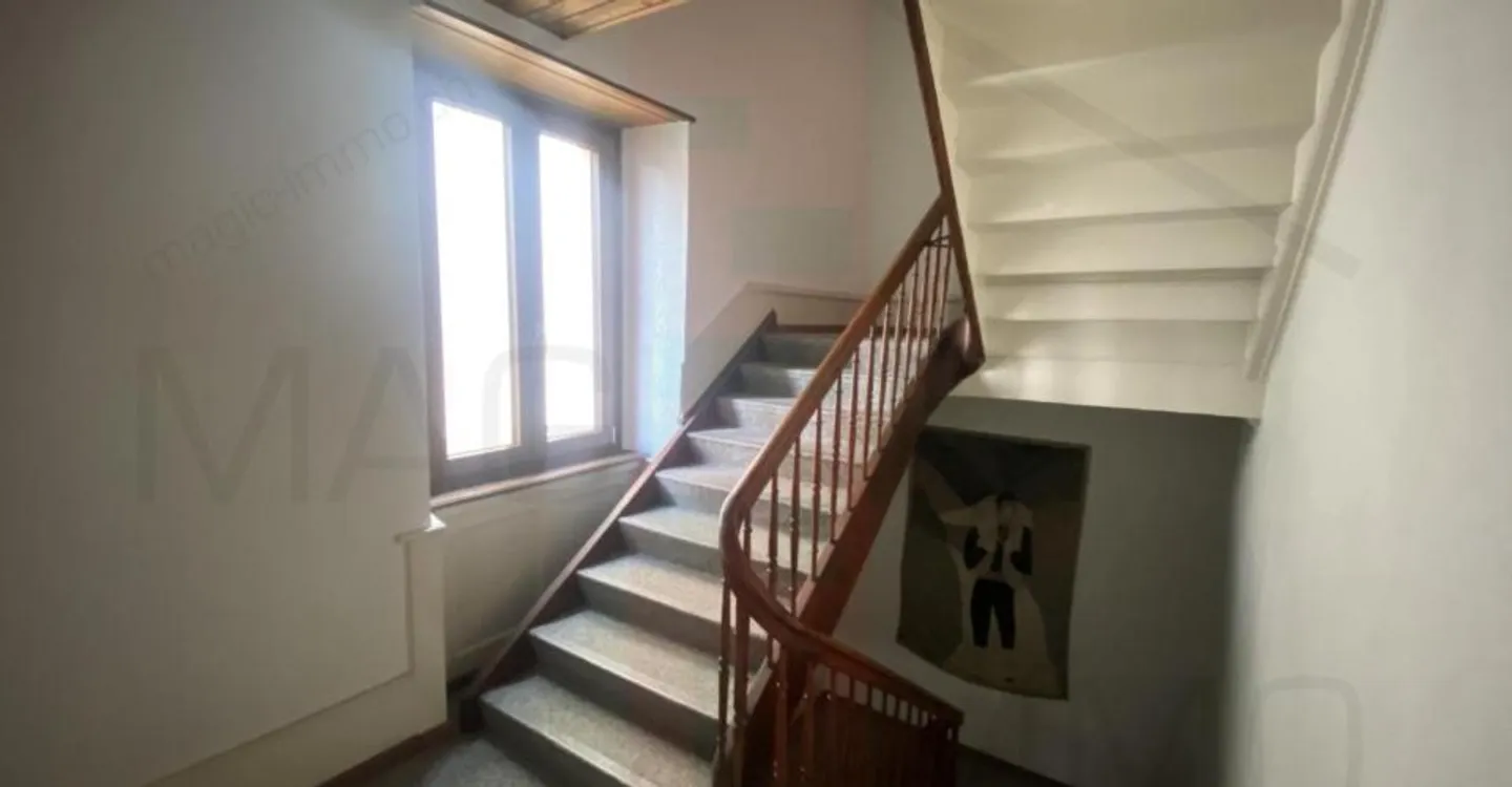 Building located in the centre of the village of Courgenay - Photo 9 of 13