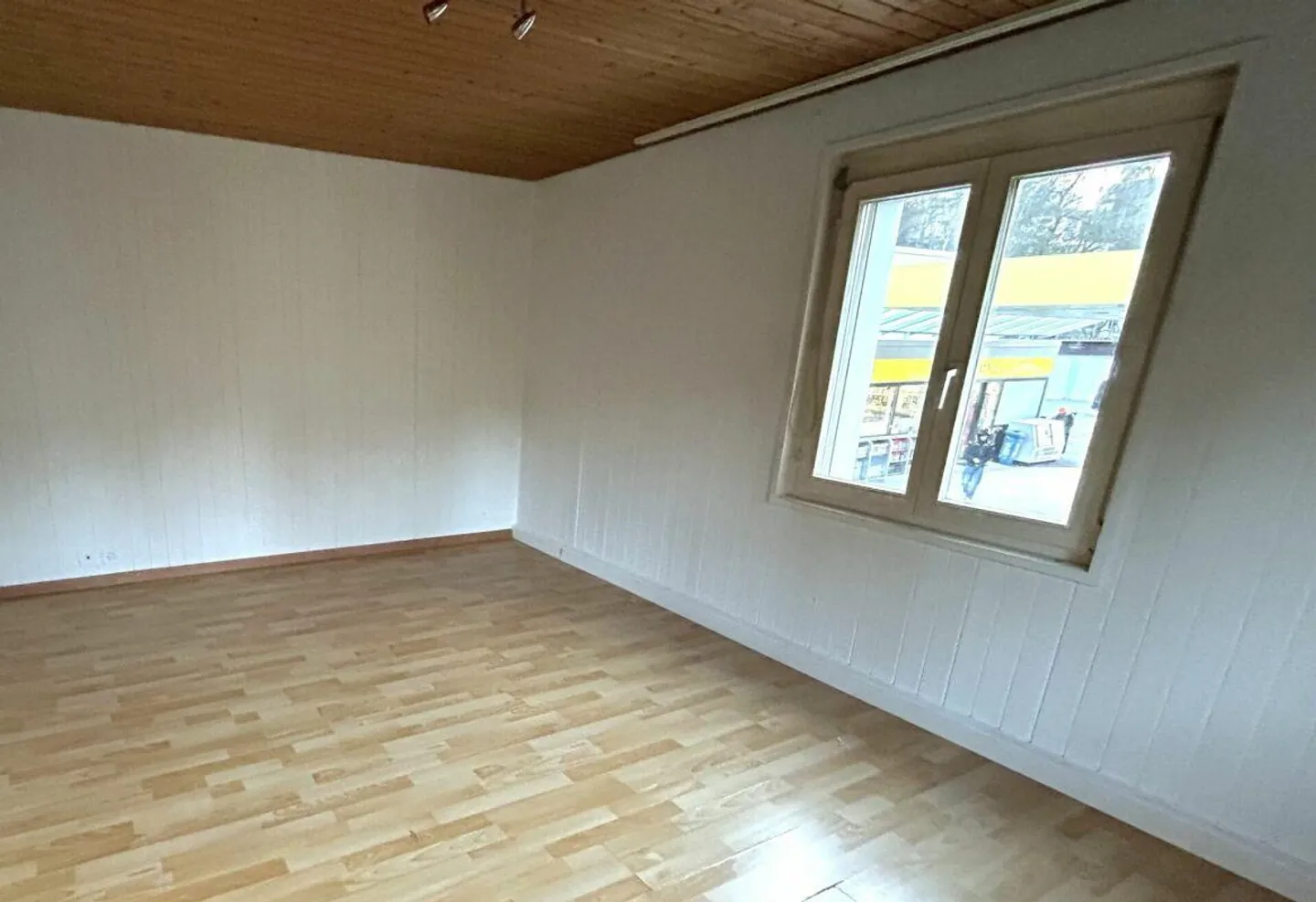 Ampio appartamento di 4,5 stanze in affitto - Foto 2 di 7