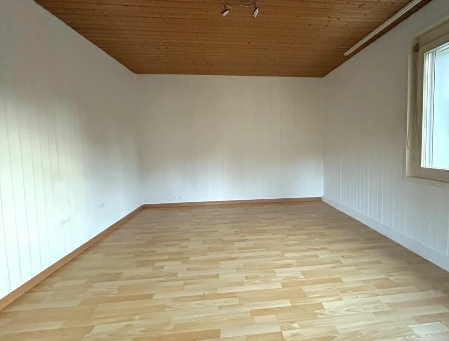 Ampio appartamento di 4,5 stanze in affitto - Foto 3 di 7
