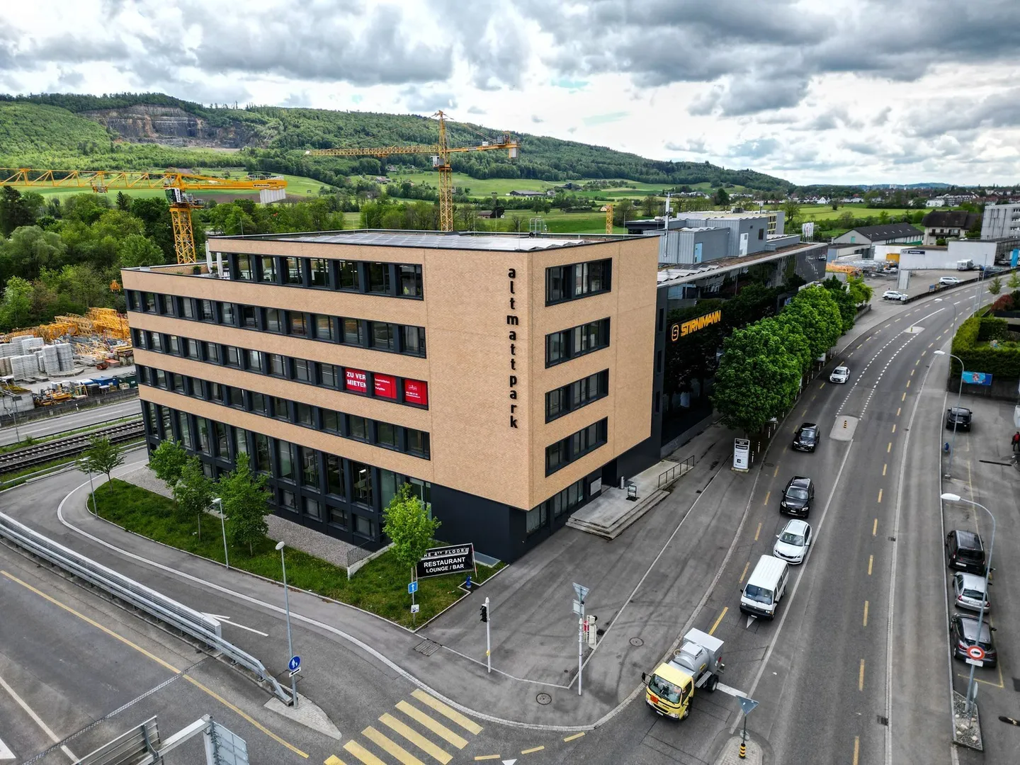 Première location d'un espace commercial spacieux et moderne en construction brute - Photo 1 sur 8