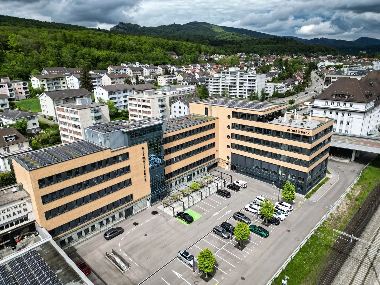 Première location d'un espace commercial spacieux et moderne en construction brute - Photo 2 sur 8