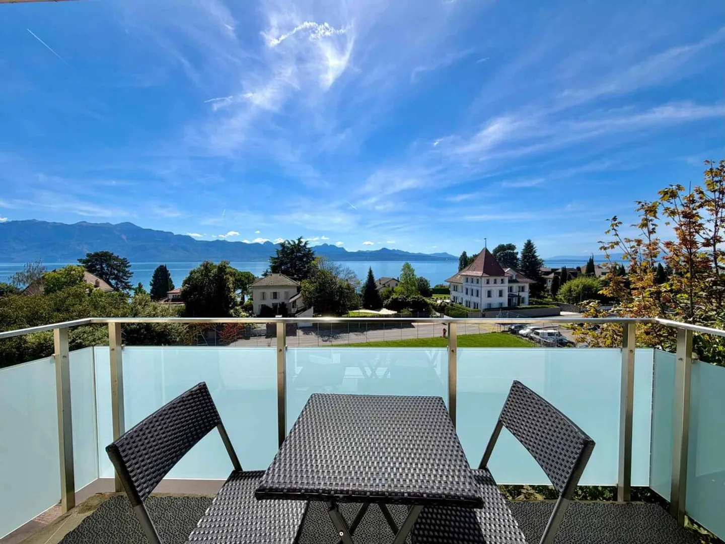 Appartamento moderno con vista lago - Foto 1 di 11
