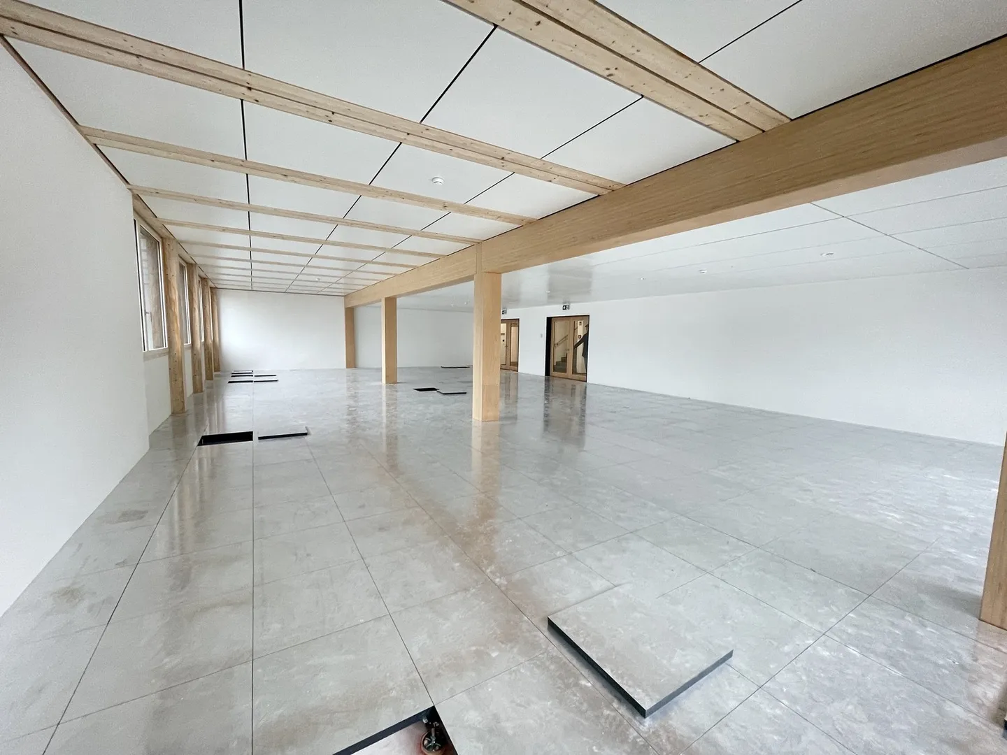 Première location d'un espace commercial spacieux et moderne en construction brute - Photo 3 sur 8