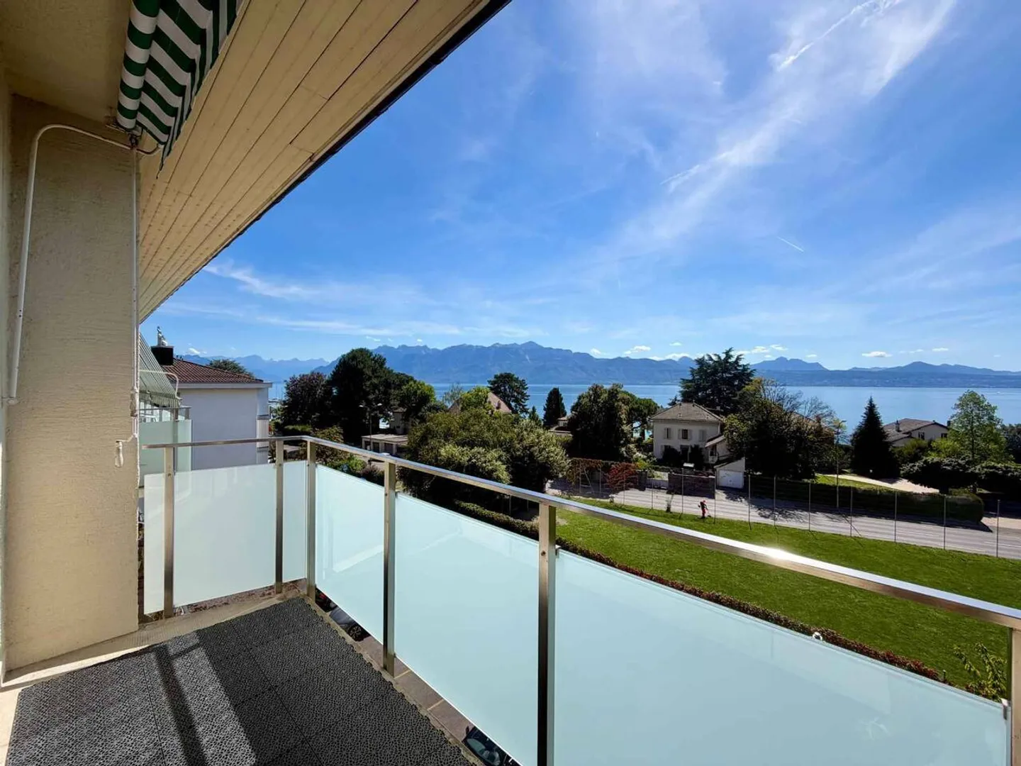 Appartamento moderno con vista lago - Foto 2 di 11