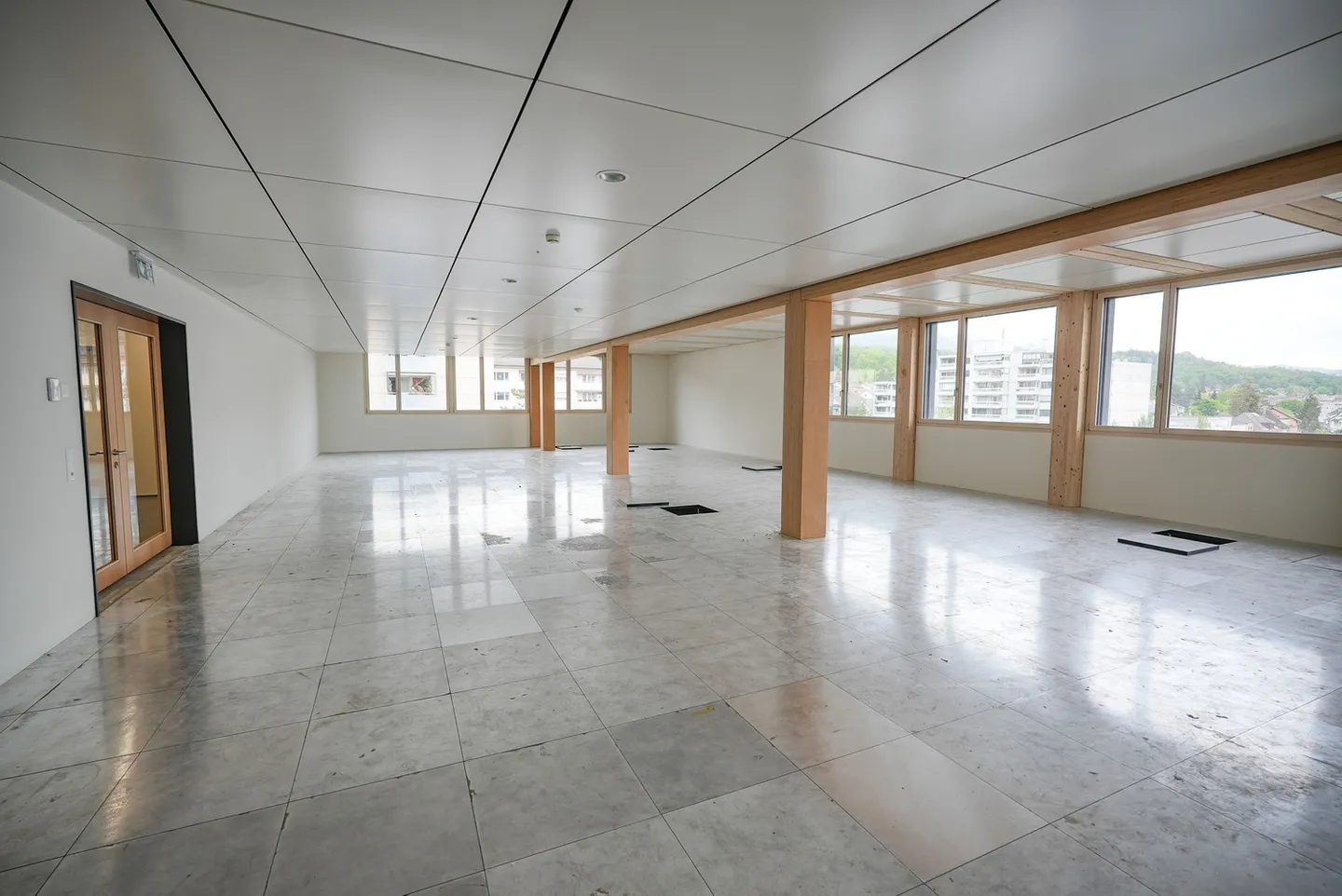 Première location d'un espace commercial spacieux et moderne en construction brute - Photo 4 sur 8