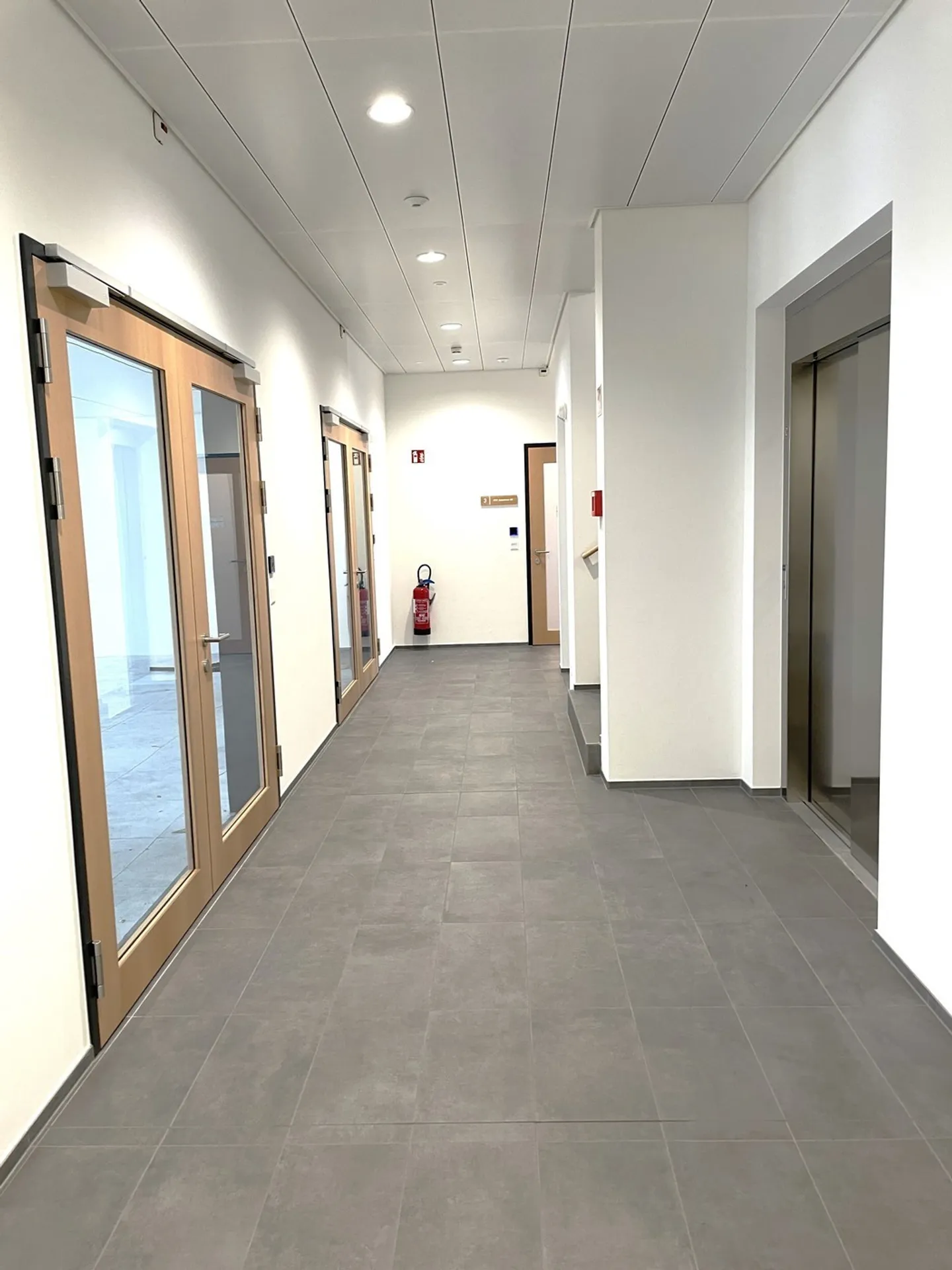 Première location d'un espace commercial spacieux et moderne en construction brute - Photo 6 sur 8