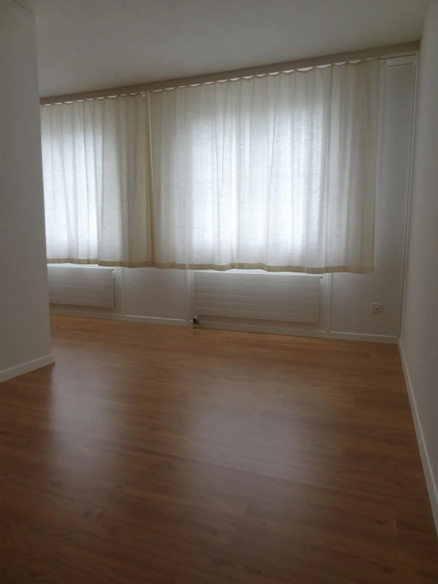 Una strada di quartiere tranquilla - Foto 7 di 13