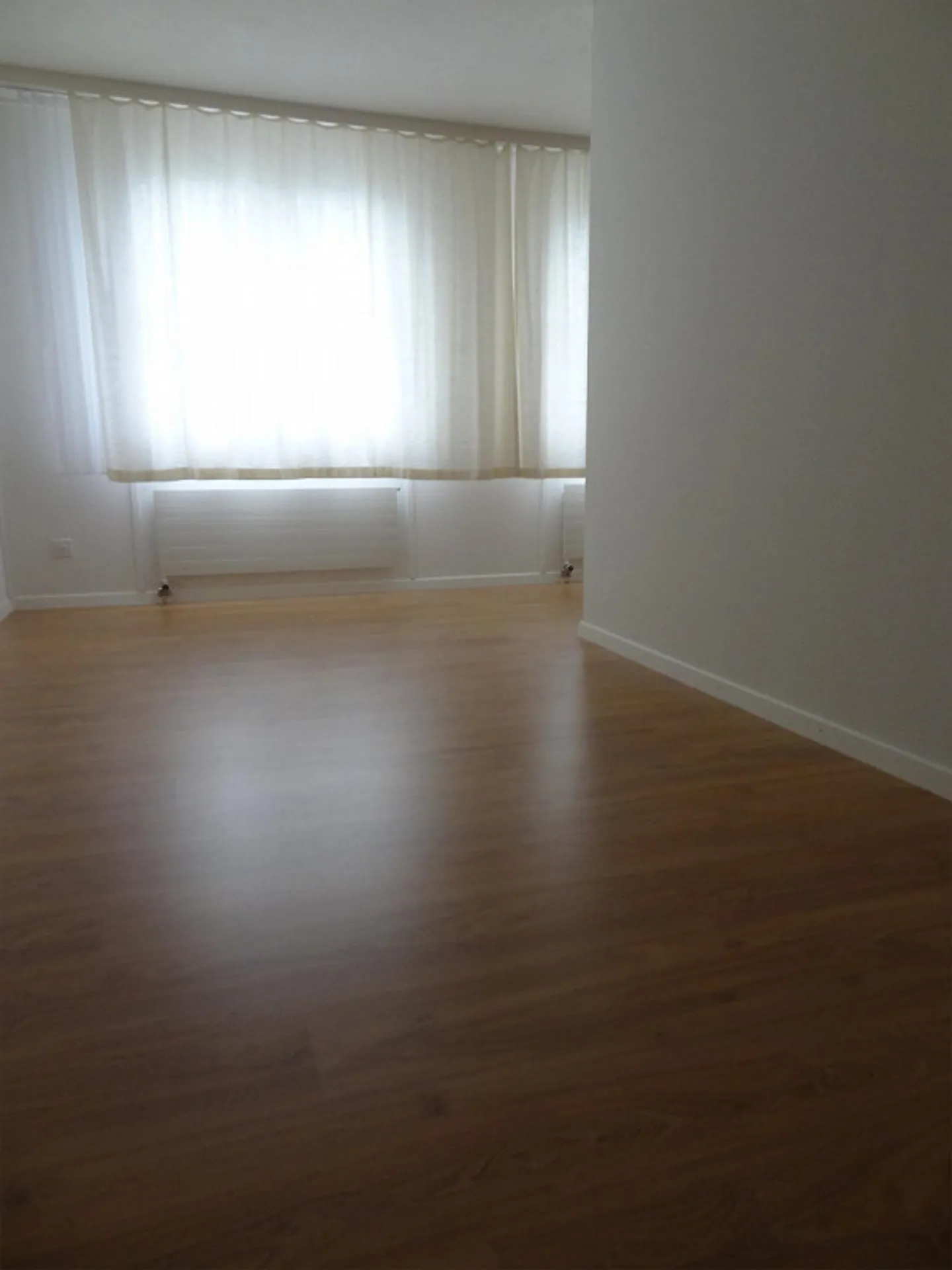 Una strada di quartiere tranquilla - Foto 8 di 13