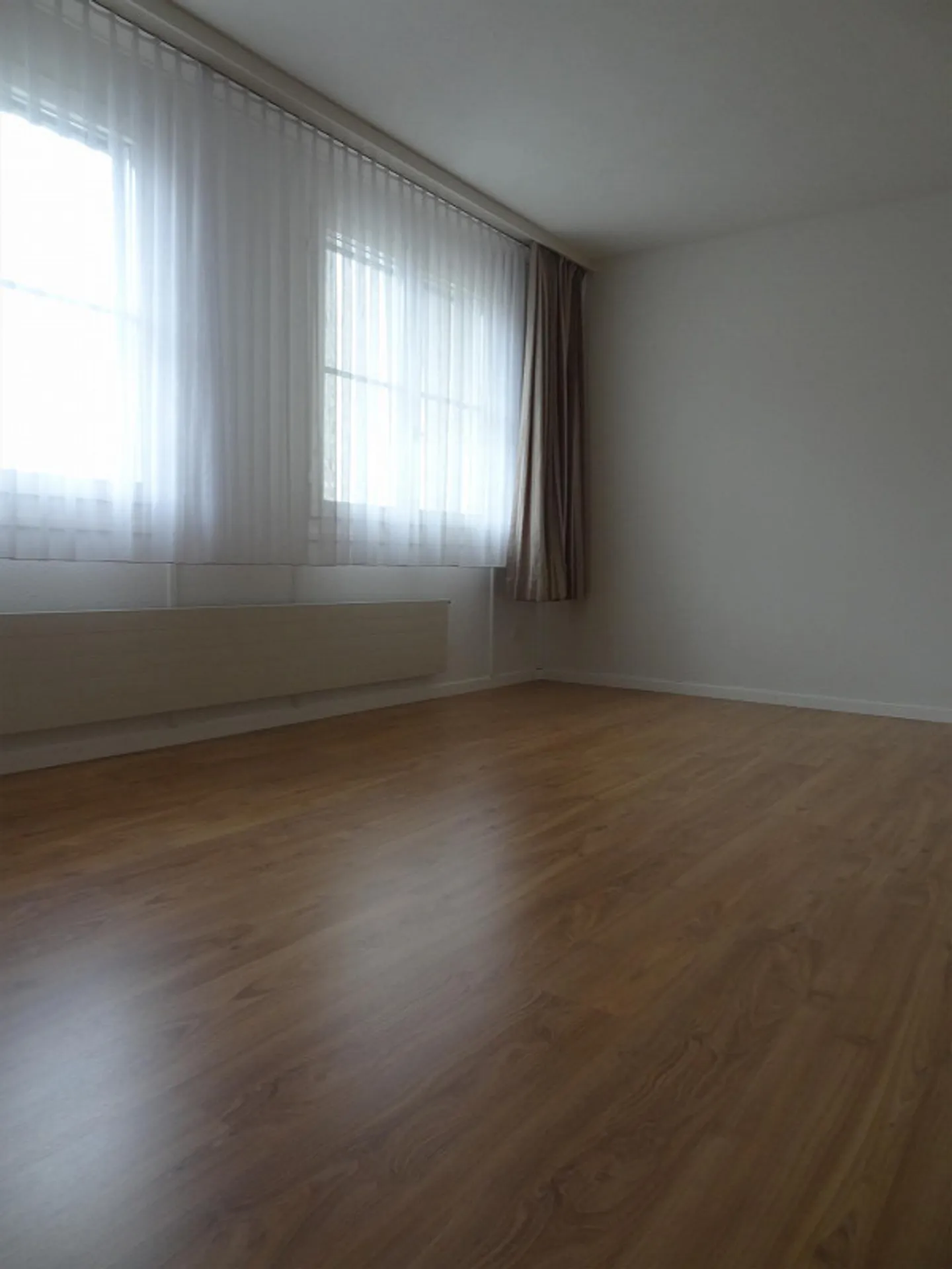 Una strada di quartiere tranquilla - Foto 9 di 13