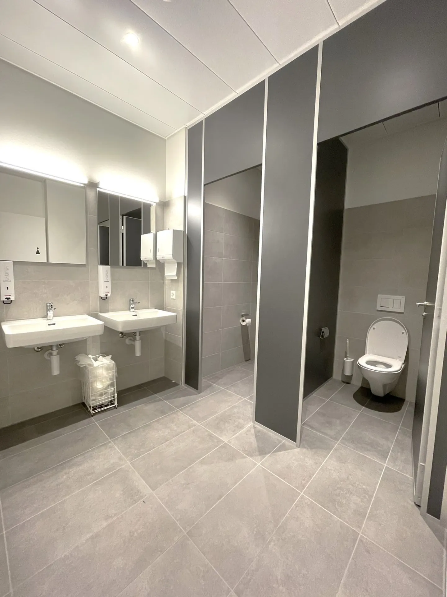 Première location d'un espace commercial spacieux et moderne en construction brute - Photo 7 sur 8