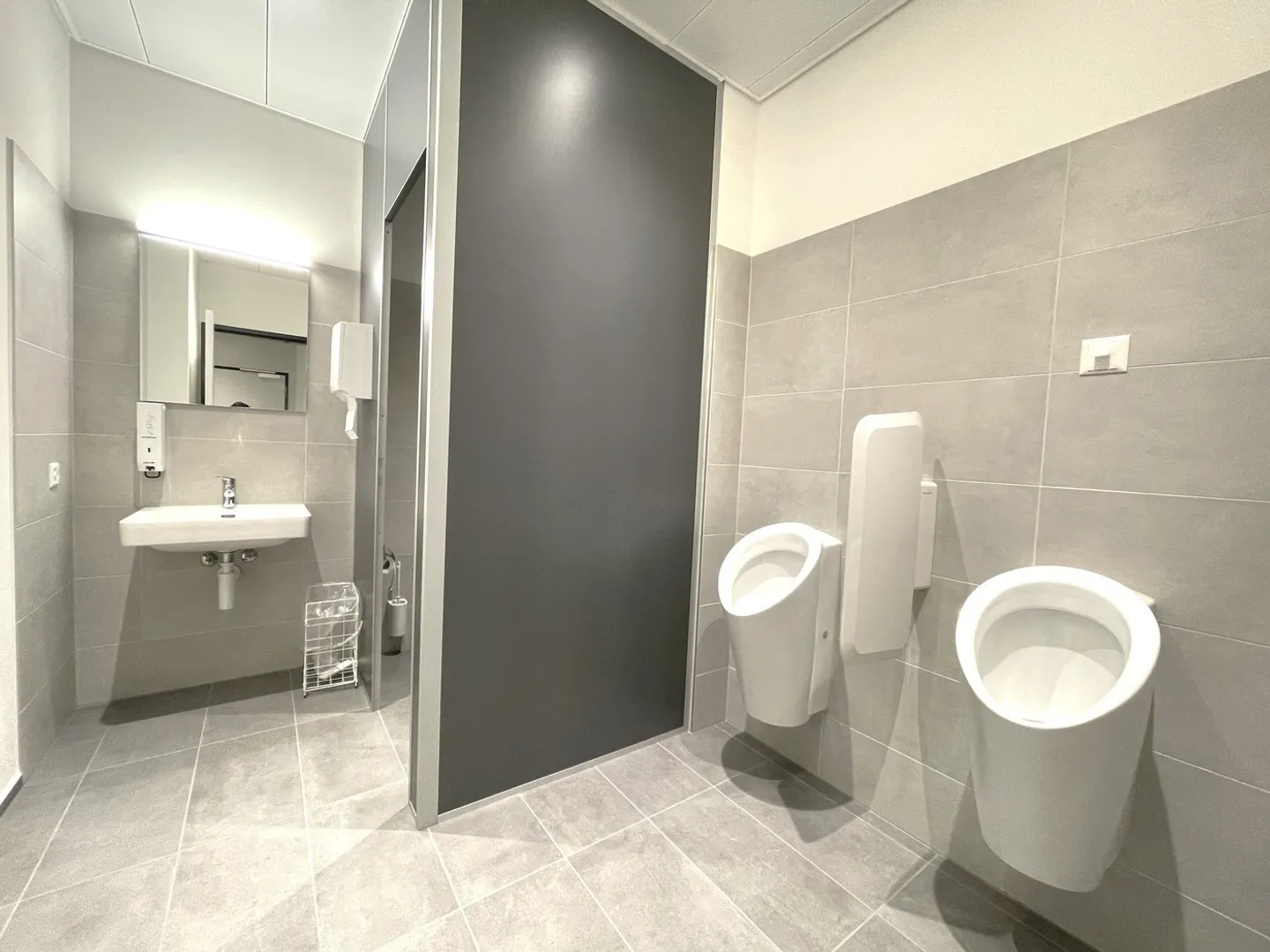 Première location d'un espace commercial spacieux et moderne en construction brute - Photo 8 sur 8