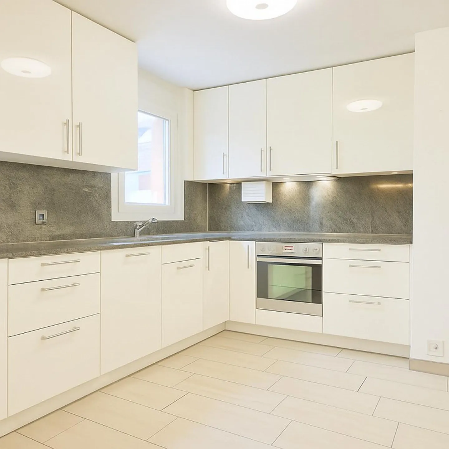 Appartement de jardin 3,5 pièces - entièrement rénové et prêt à emménager ! - Photo 2 sur 8