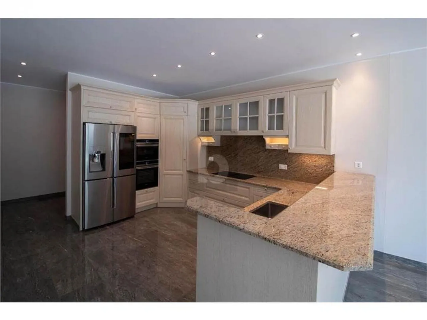 MODERN AND SPACIOUS WITH LARGE GARDEN - Photo 2 of 6