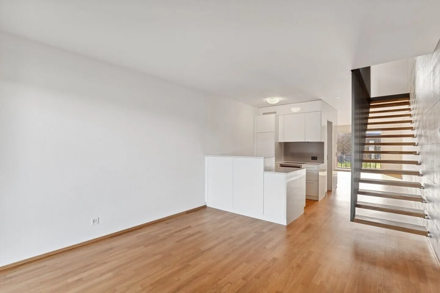 Property standard on two floors - Photo 4 of 11