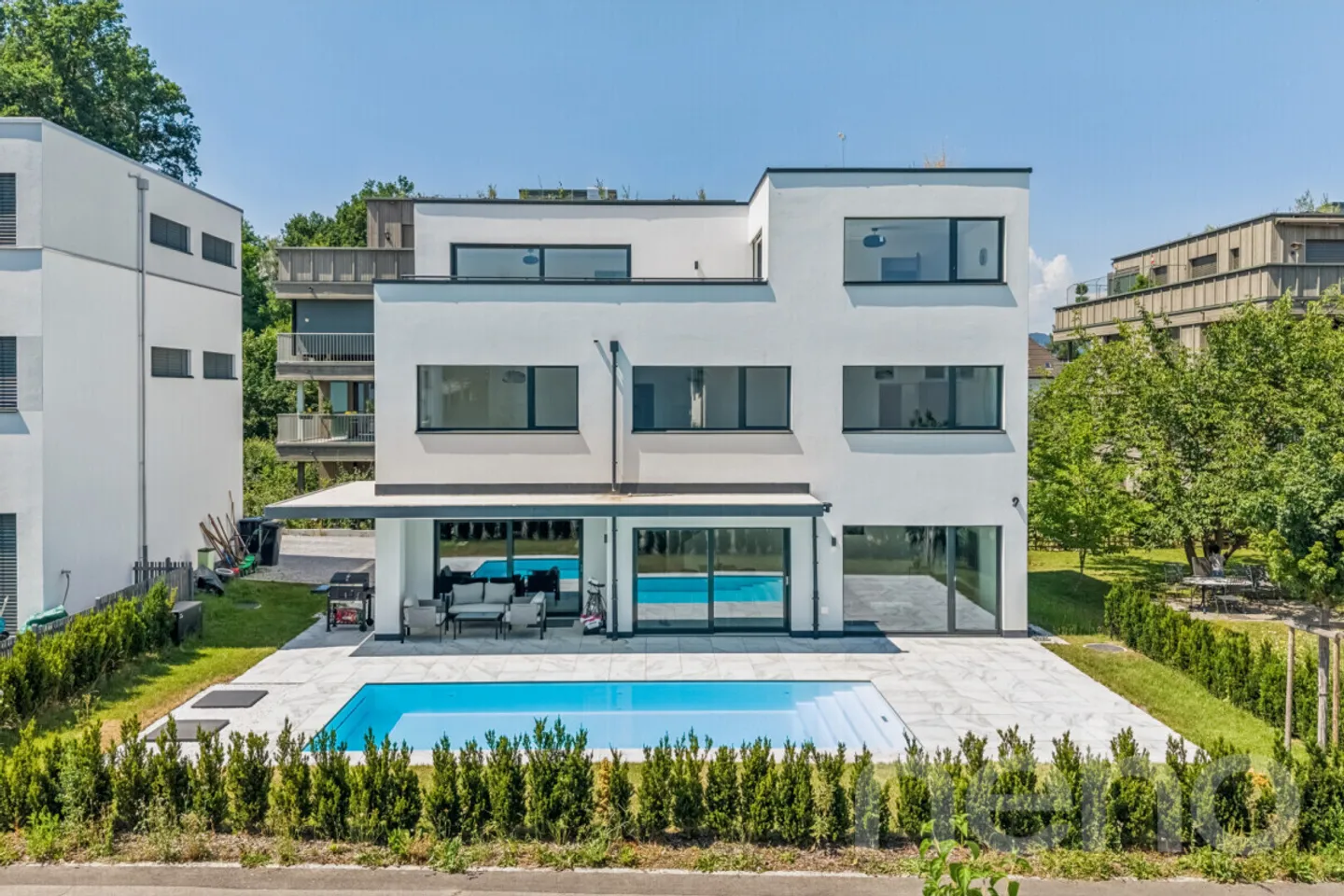 Luxushaus mit Pool in Suhr - Foto 1 von 12