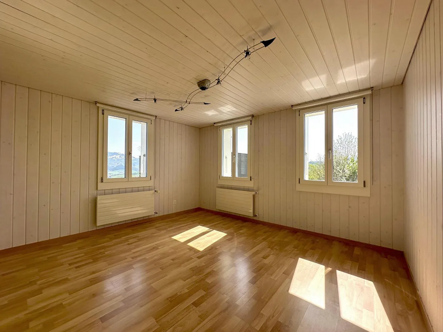 Charmante appartement de 4 pièces avec une belle vue - Photo 3 sur 11
