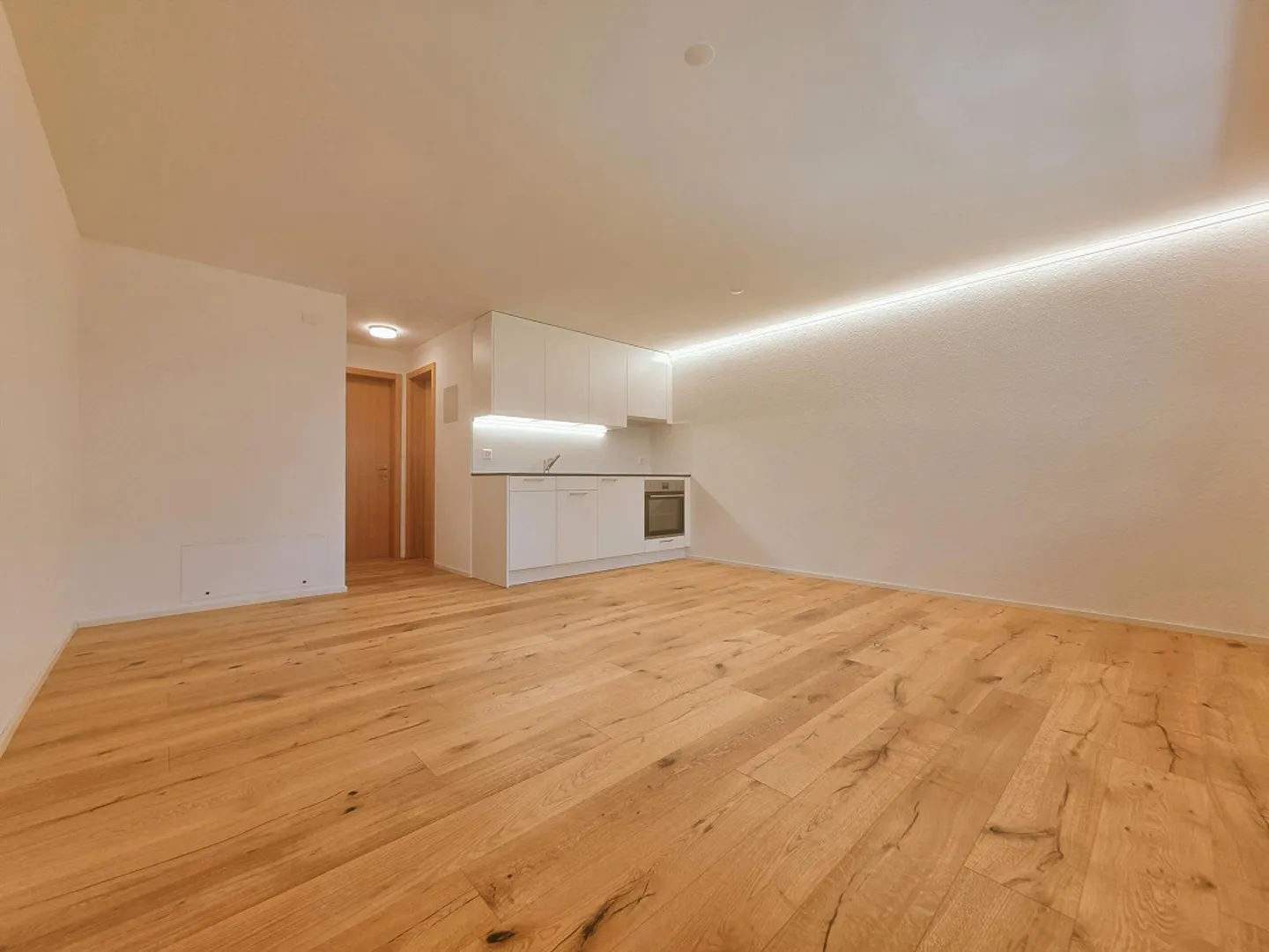 PRIMA UTILIZZO: Appartamento moderno come prima o seconda casa nel cuore dell'Oberland bernese - Foto 2 di 10