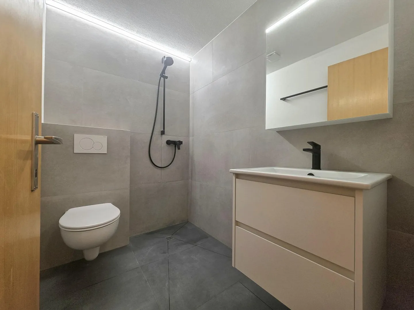 PRIMA UTILIZZO: Appartamento moderno come prima o seconda casa nel cuore dell'Oberland bernese - Foto 6 di 10