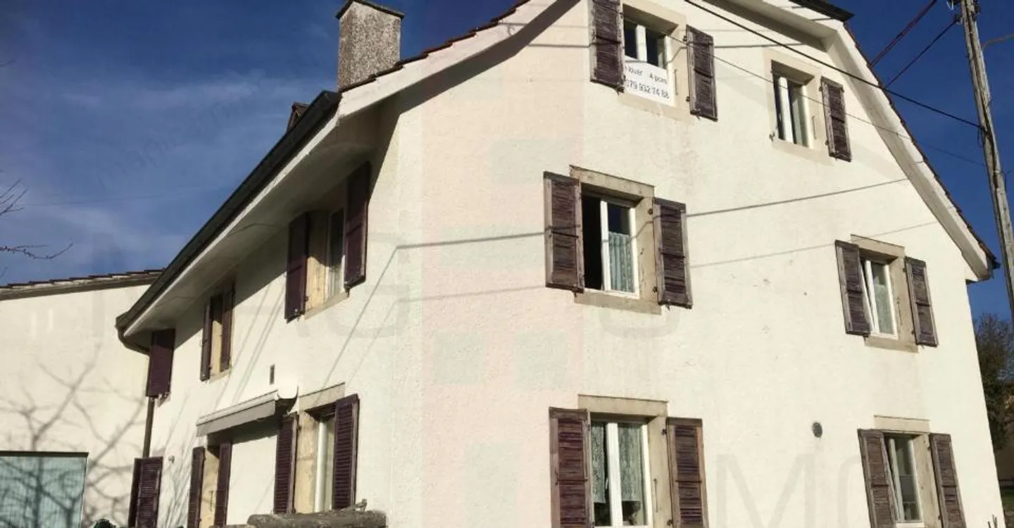 Charming Apartment Building - Photo 2 of 12
