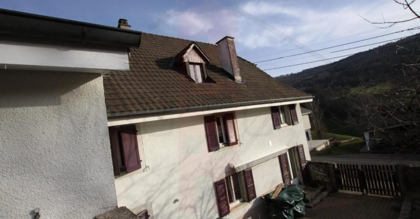 Charming Apartment Building - Photo 3 of 12