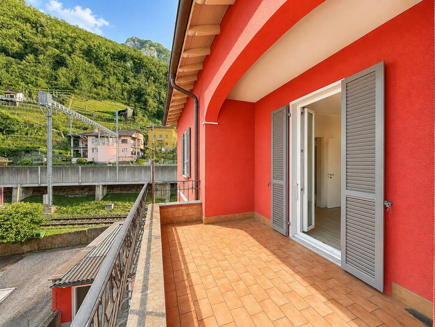 Comfortable 3.5-room apartment just a few minutes' walk from the center of Bellinzona - Photo 2 of 12