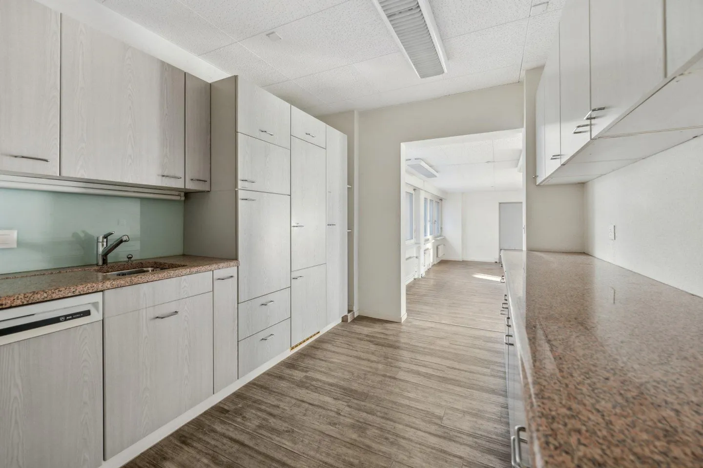 Bezugsbereite Bürofläche im Herzen von Binningen - Foto 10 von 13