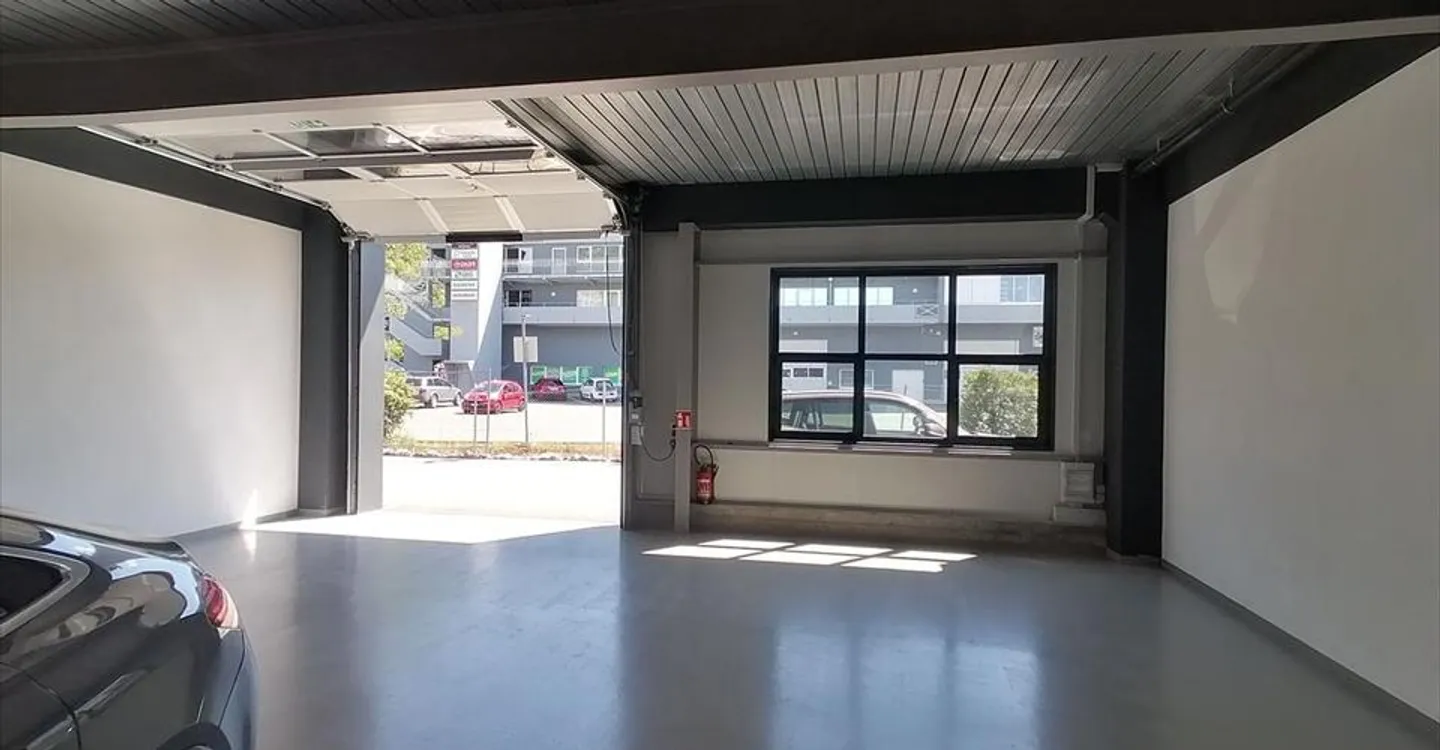 Mixed-use building for rent - Photo 2 of 7