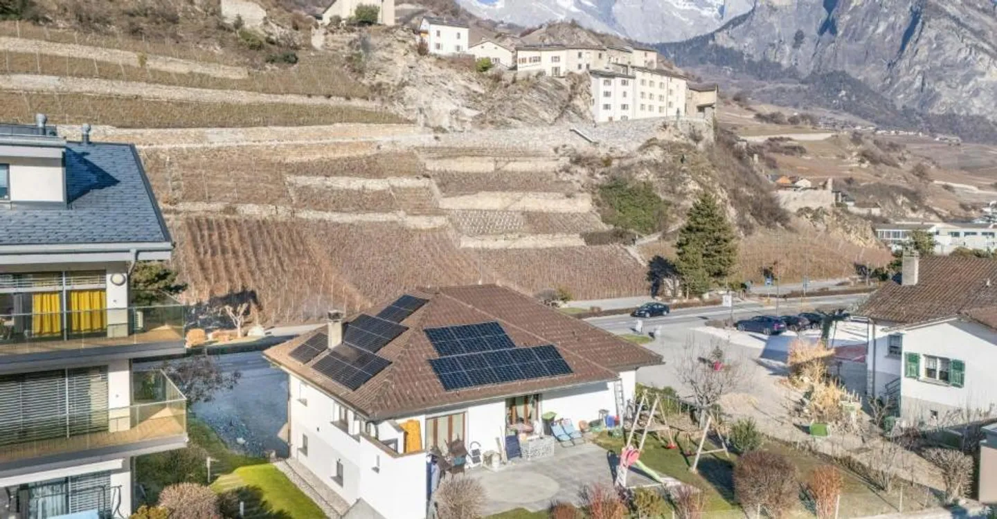 Wunderschöne Villa mit Garten, die eine ideale Konfiguration für zwei Einheiten bietet - Foto 1 von 13