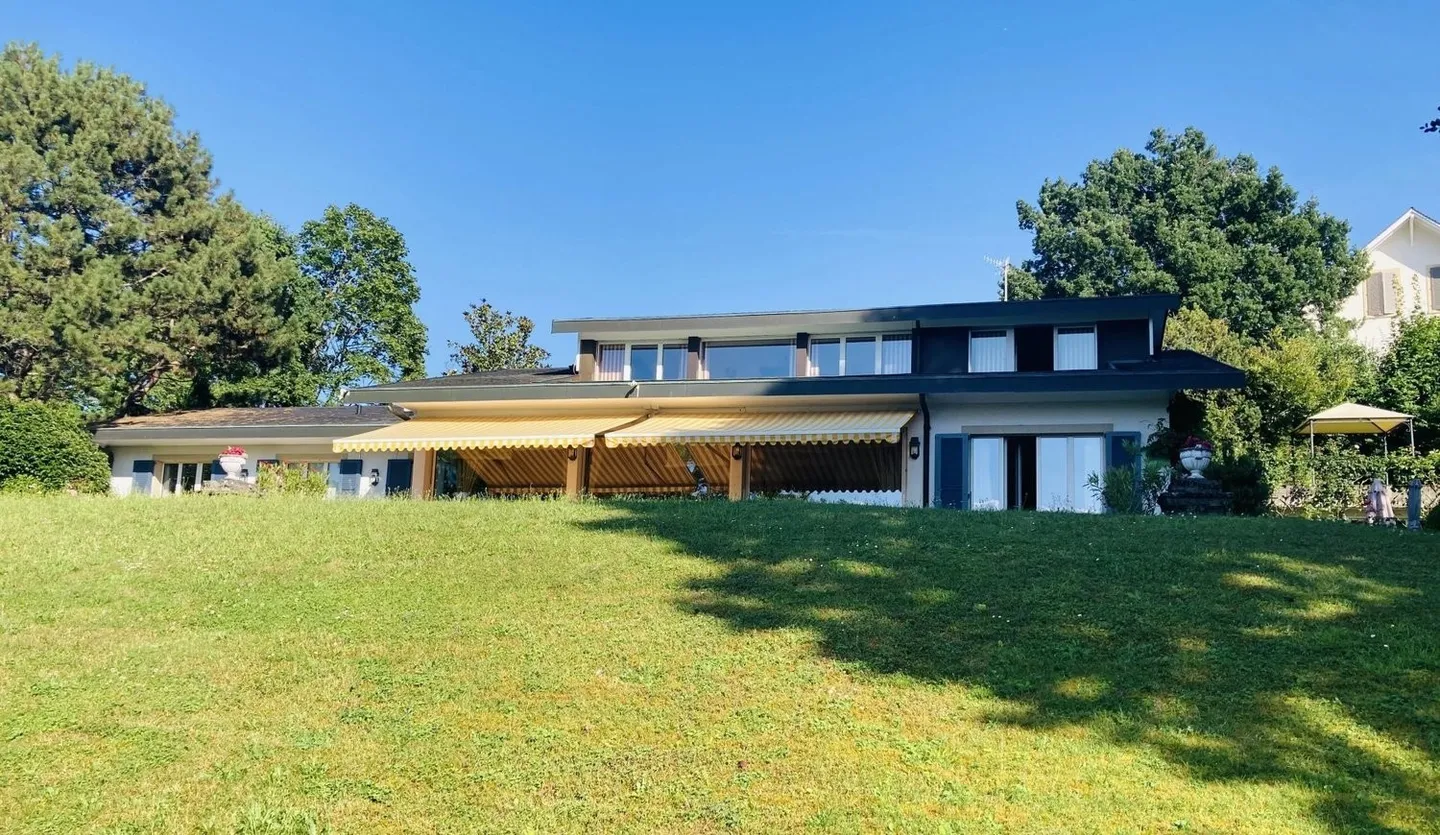 Sehr schöne individuelle Villa mit herrlichem Blick auf den See - Foto 1 von 13