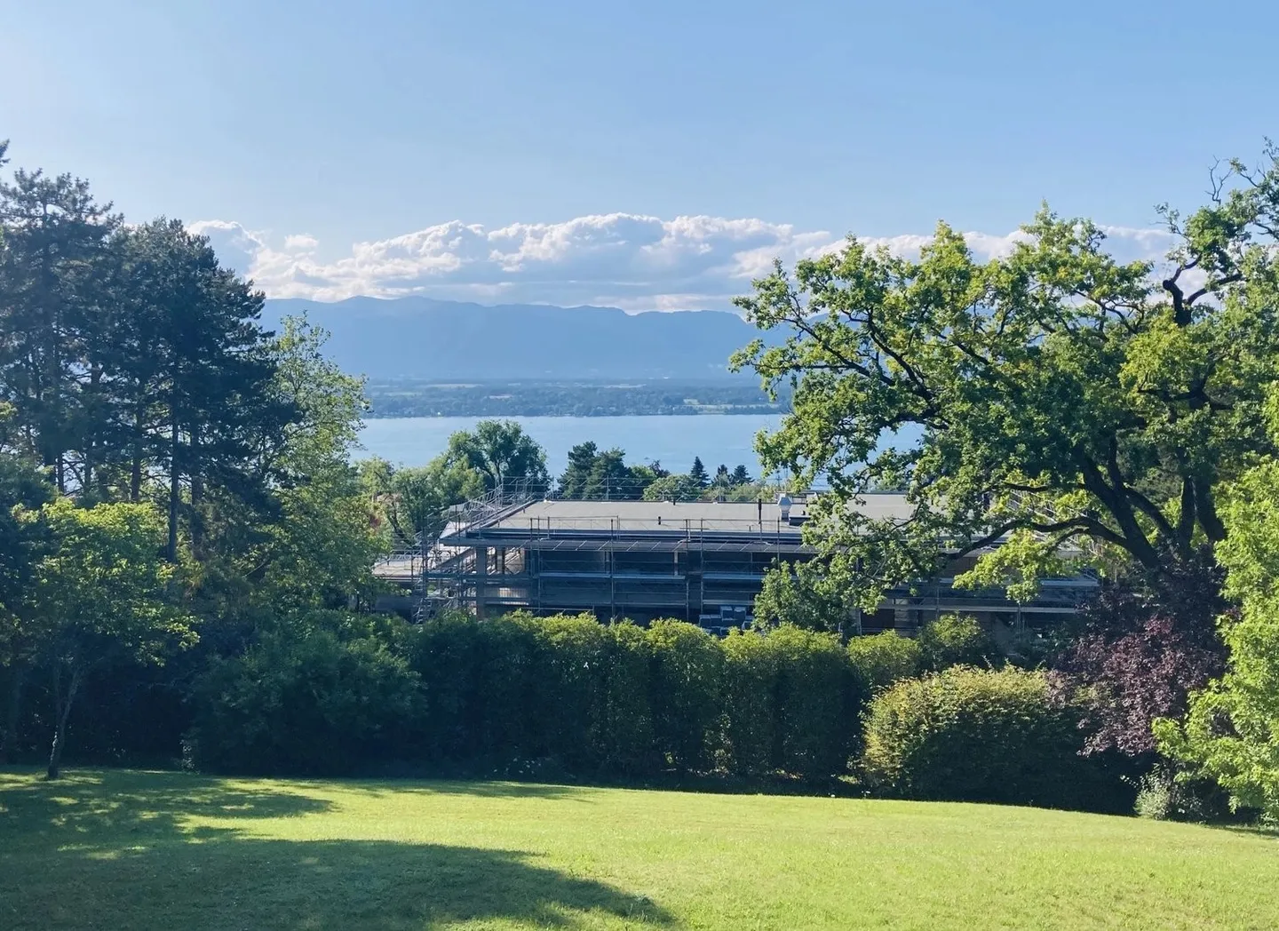 Sehr schöne individuelle Villa mit herrlichem Blick auf den See - Foto 2 von 13