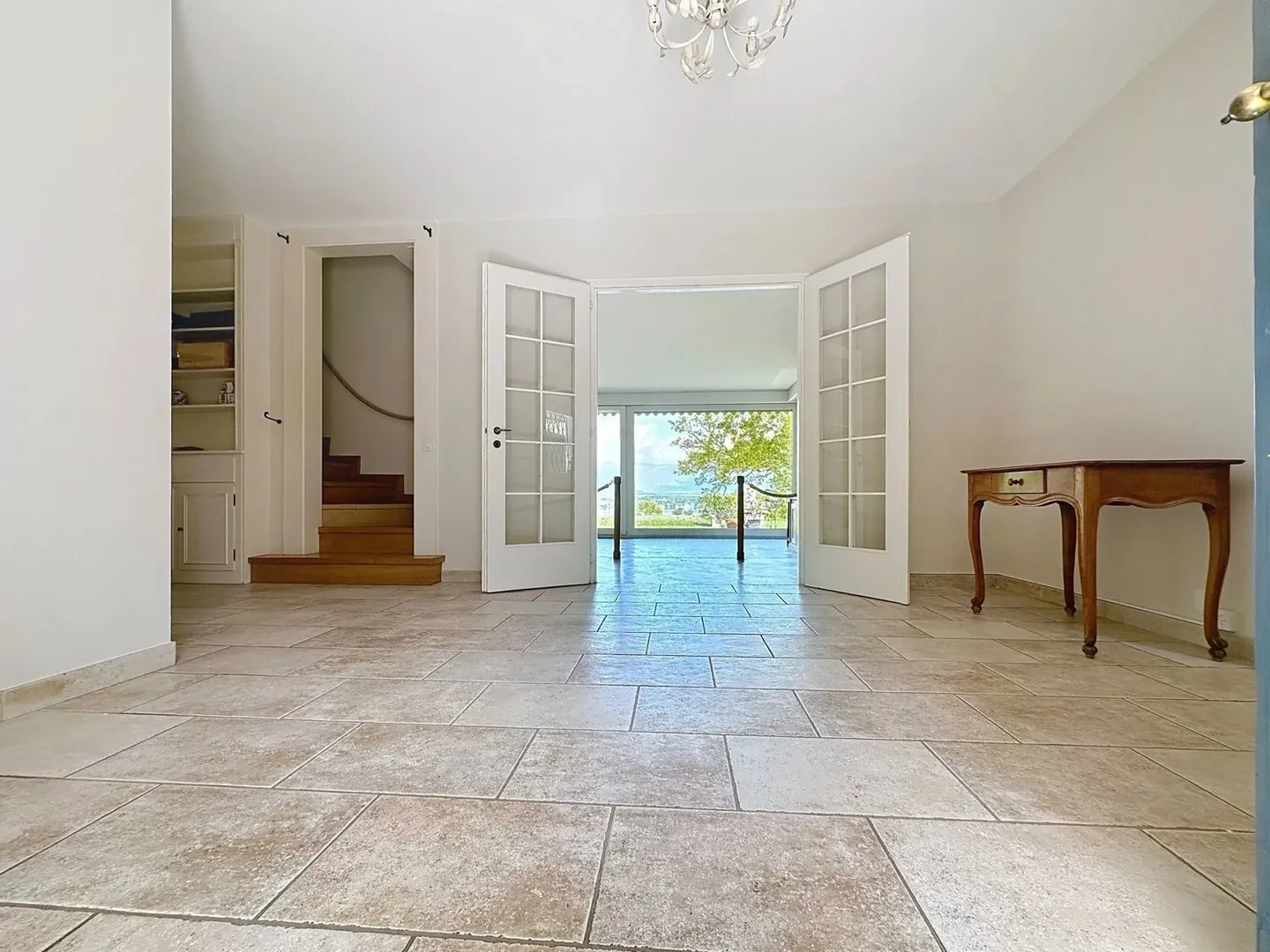 Sehr schöne individuelle Villa mit herrlichem Blick auf den See - Foto 3 von 13