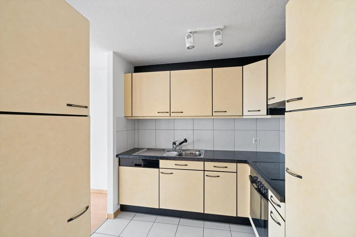 Charming, central apartment in a quiet community - Photo 3 of 7