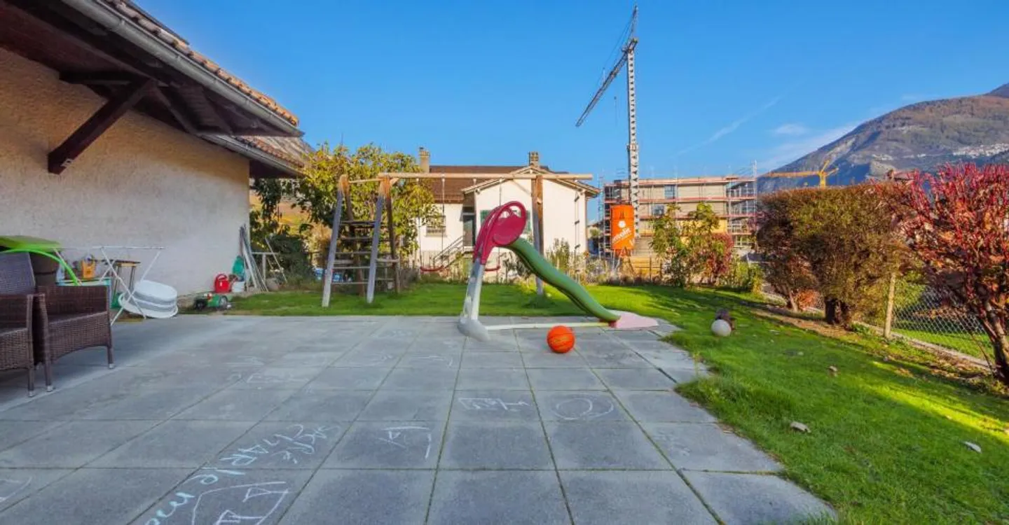Wunderschöne Villa mit Garten, die eine ideale Konfiguration für zwei Einheiten bietet - Foto 6 von 13