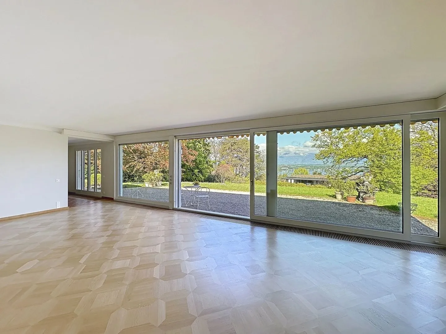 Sehr schöne individuelle Villa mit herrlichem Blick auf den See - Foto 6 von 13