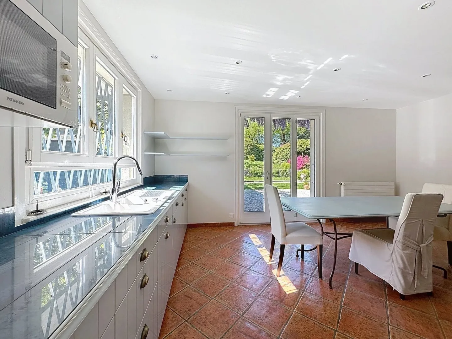 Sehr schöne individuelle Villa mit herrlichem Blick auf den See - Foto 8 von 13