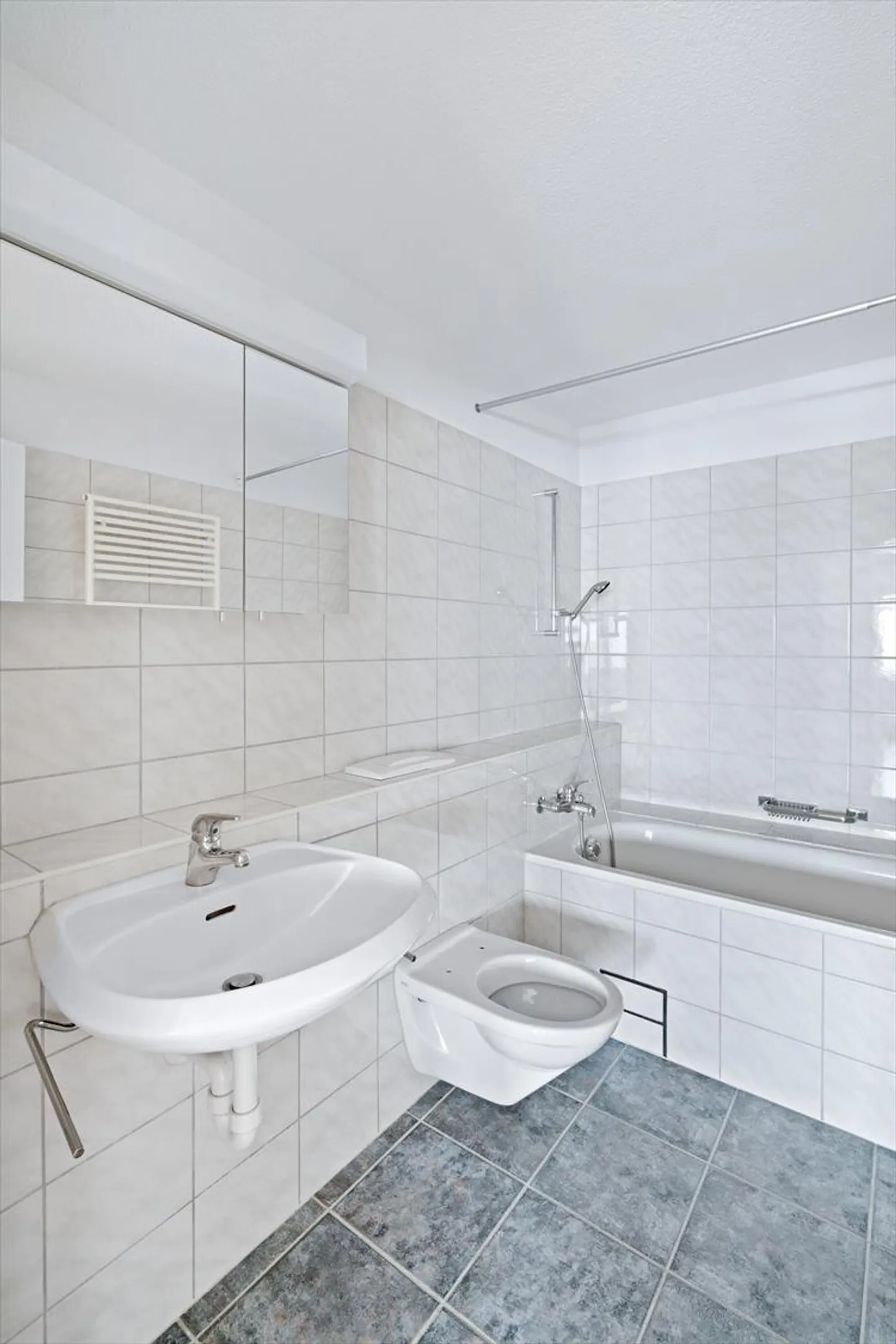 Charming, central apartment in a quiet community - Photo 4 of 7