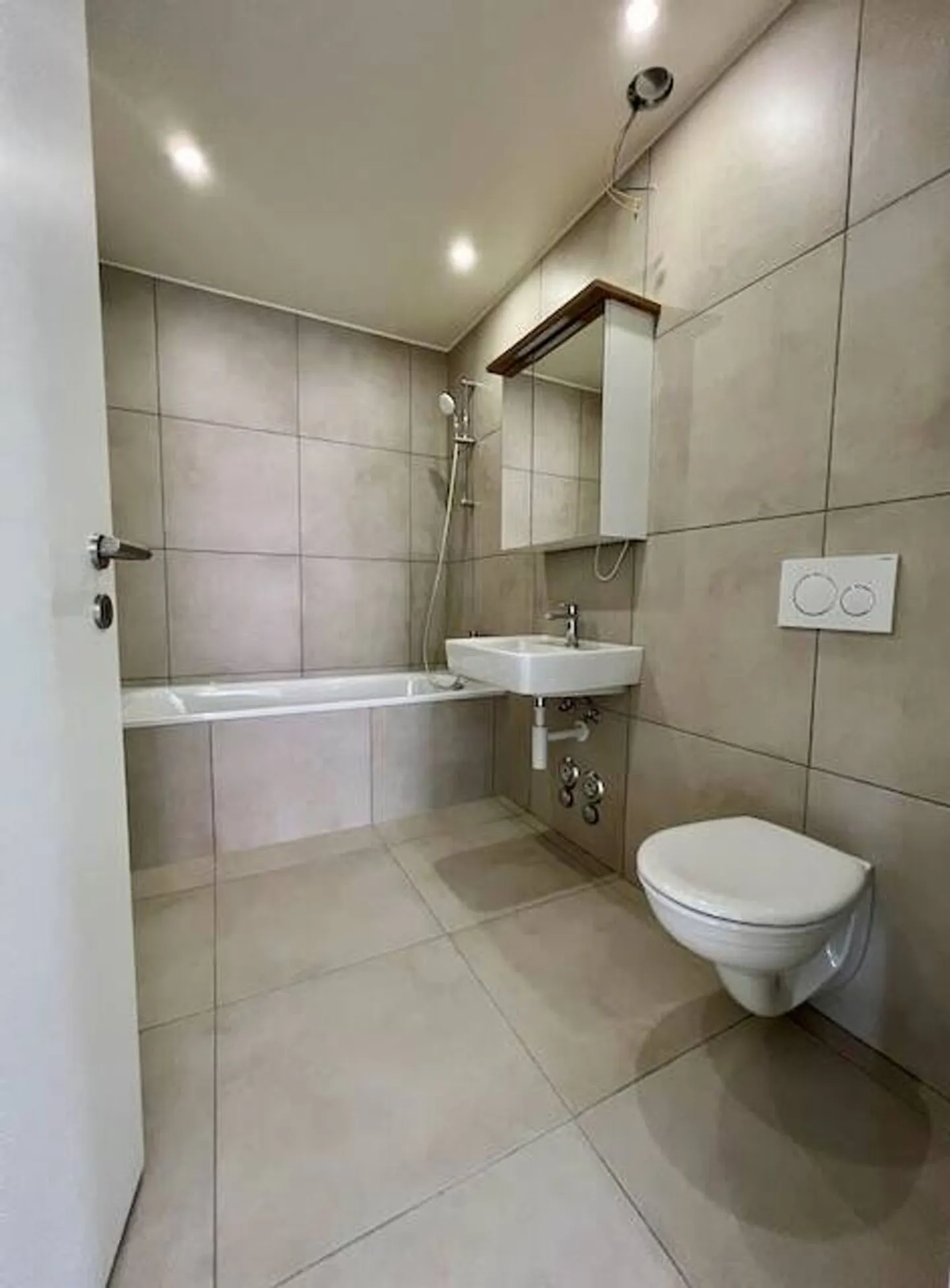 Renovated building, 3 out of 5 lots rented, 4 apartments and a commercial space - Photo 6 of 13