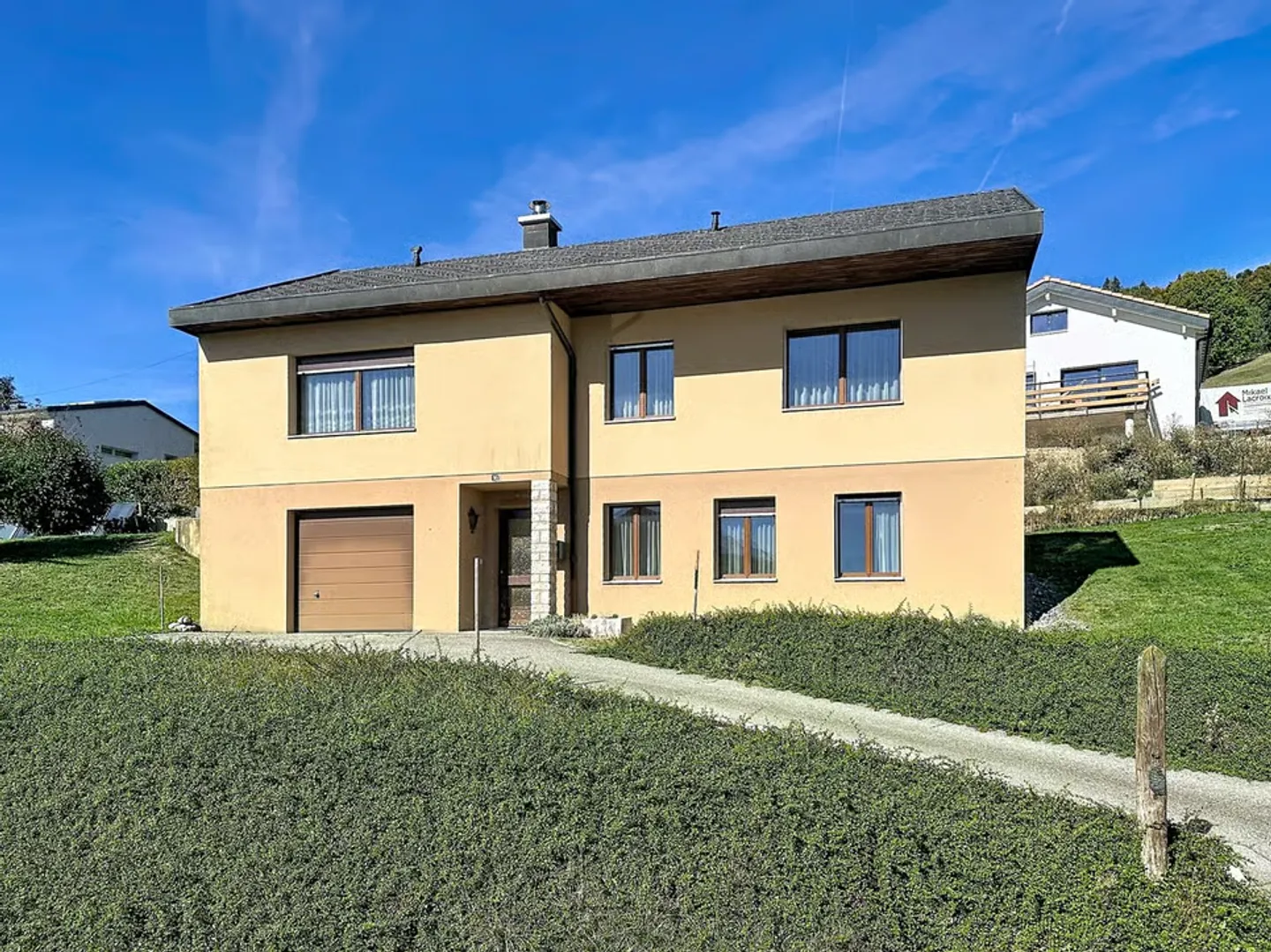 Individual villa, remarkable potential in residential area - Photo 1 of 13