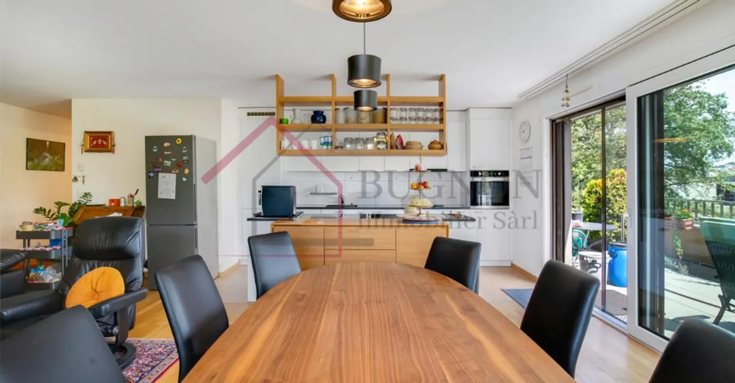 Spacious Top-Floor Apartment - Photo 2 of 13