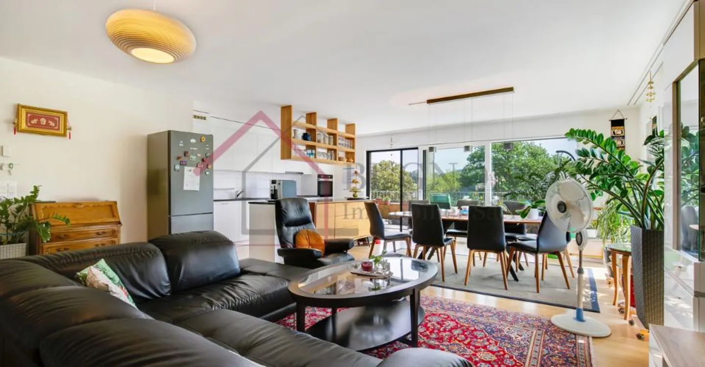 Spacious Top-Floor Apartment - Photo 3 of 13