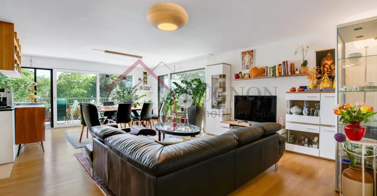 Spacious Top-Floor Apartment - Photo 4 of 13